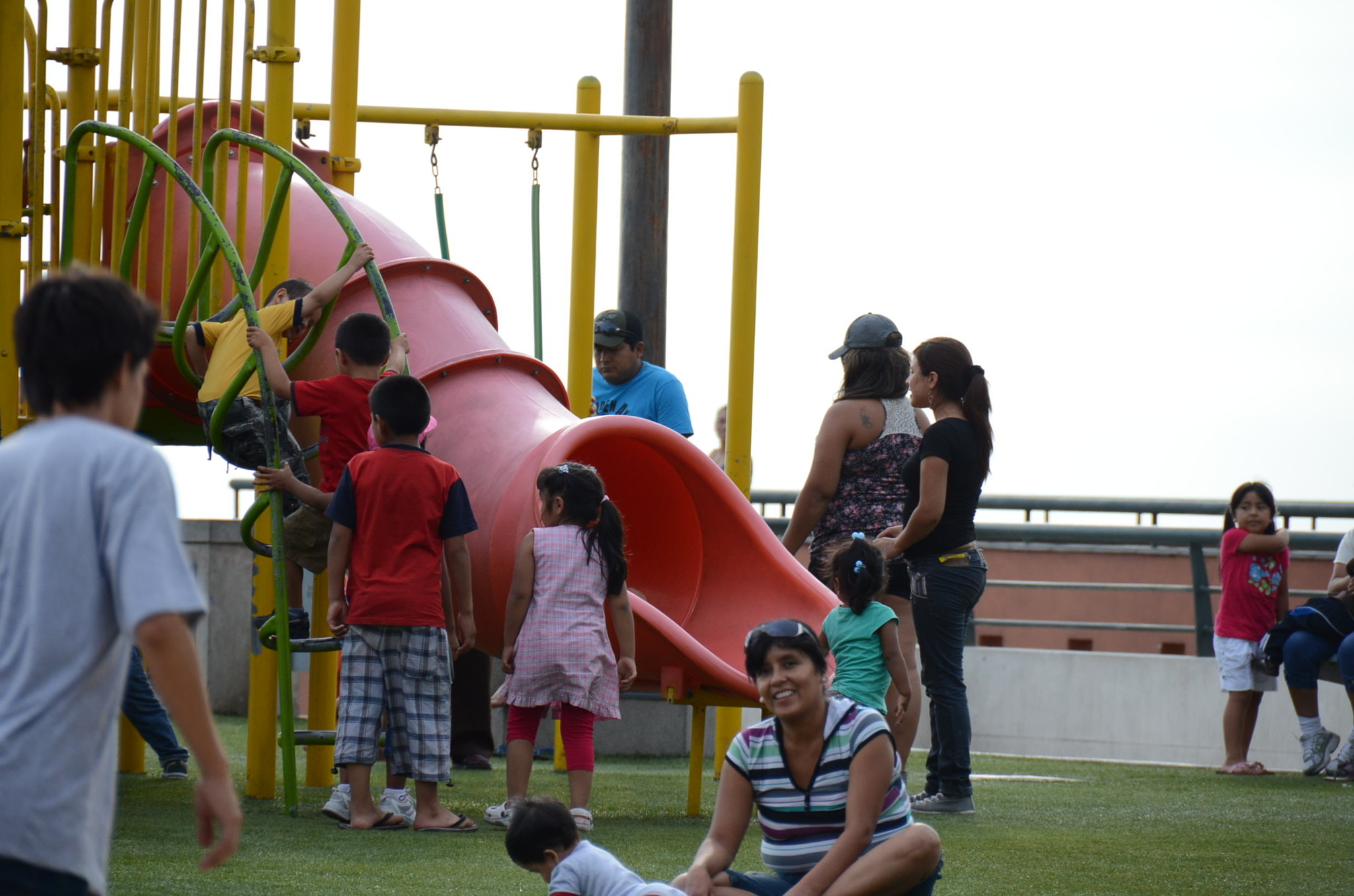ラルコマルの上は公園になっていて、子供たちがいっぱい