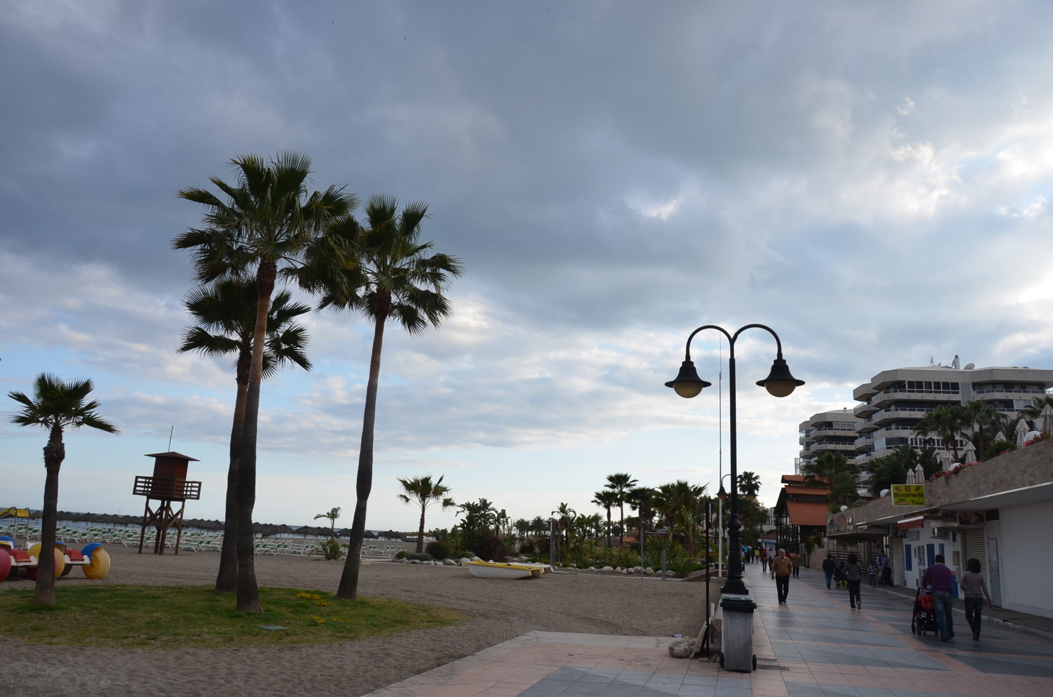 トレモリノスのビーチ。さすがに4月は泳いでるひとはいない。