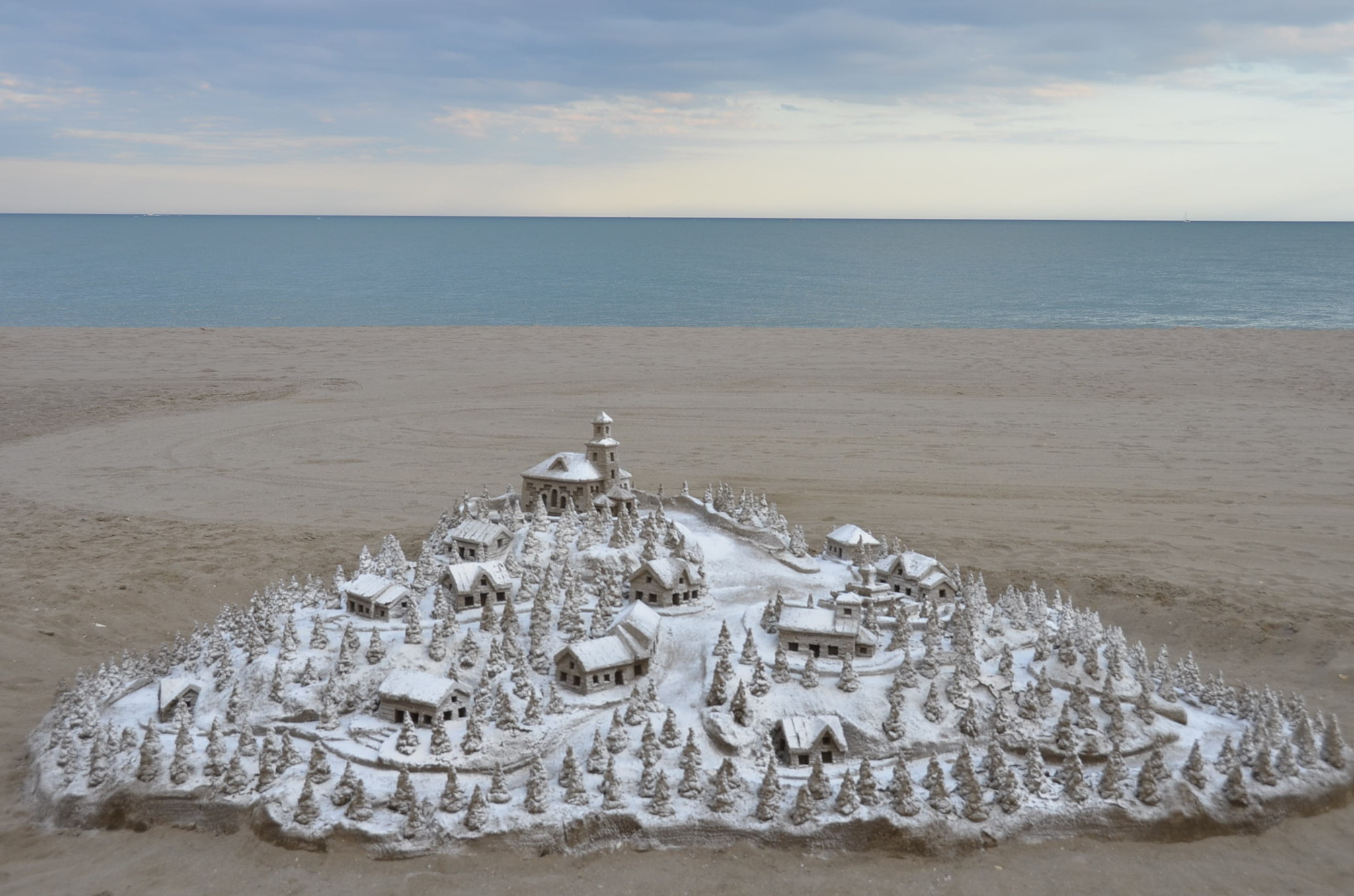 トレモリノスのビーチにできた土のオブジェ、見たことないクオリティ