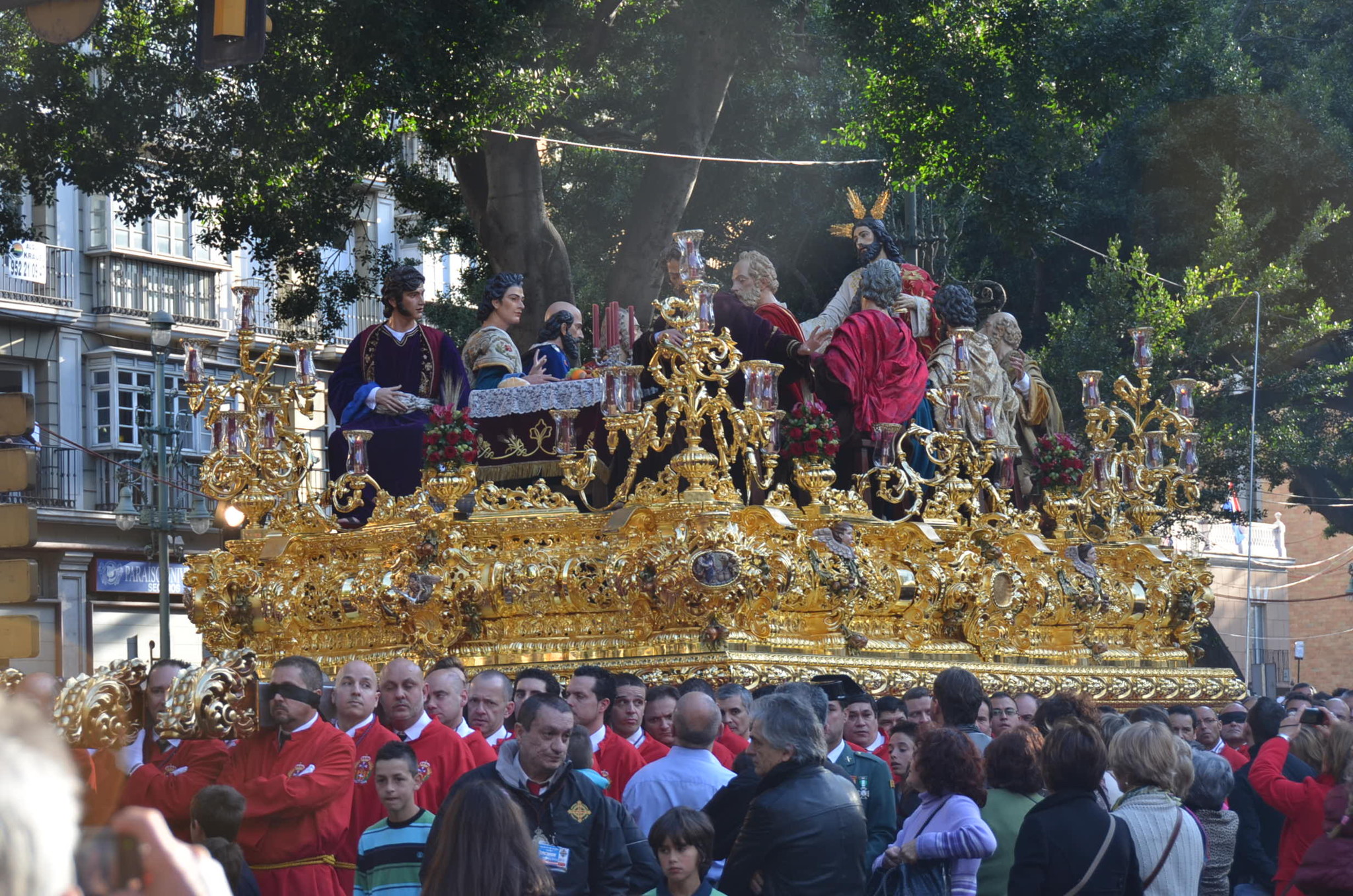 スペイン風の神輿、左右に揺れながら少しづつ前進する