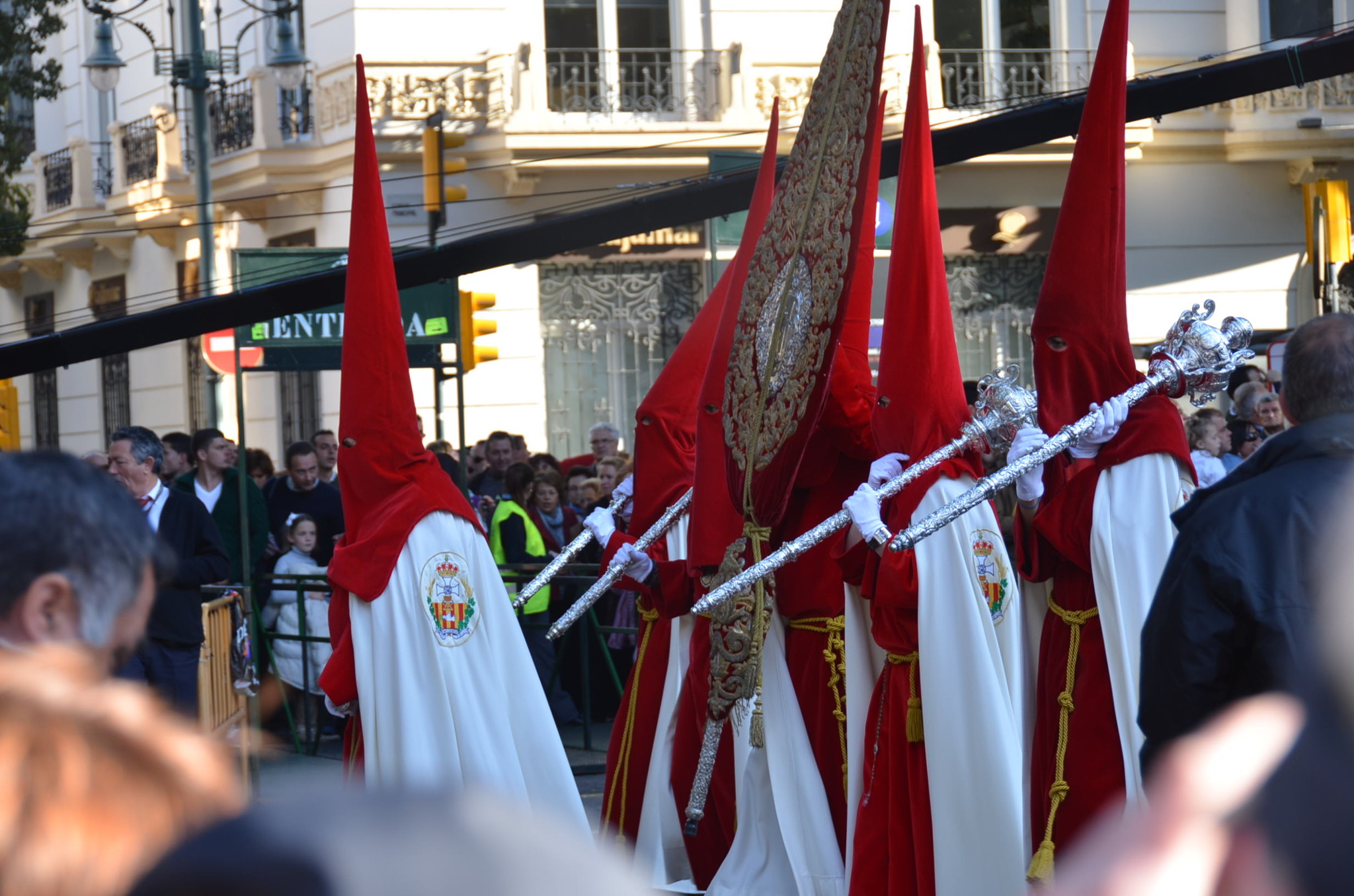 スペイン風の神輿行列のひとびと