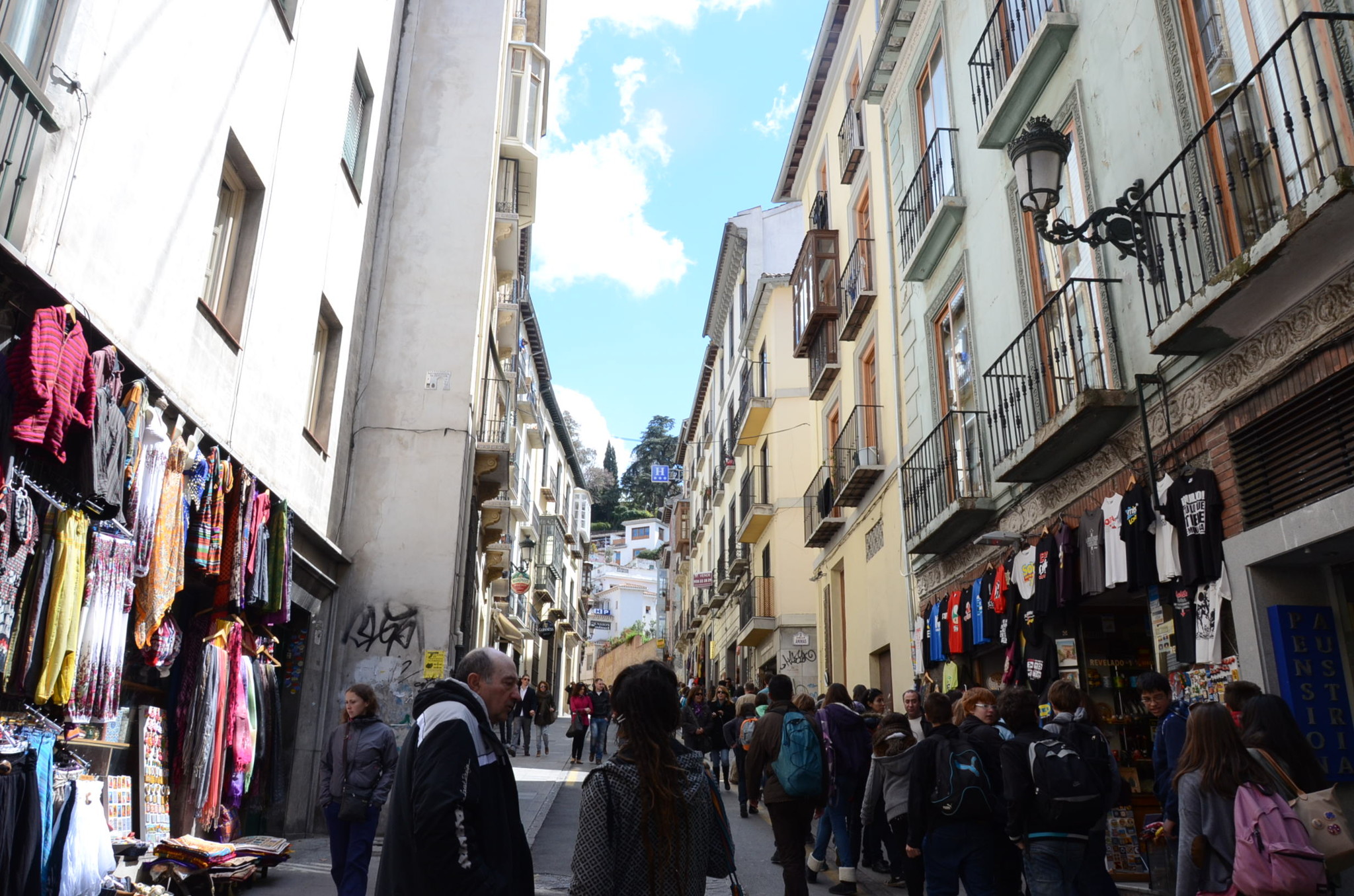 アルハンブラ宮殿まではおみやげ屋が並ぶ