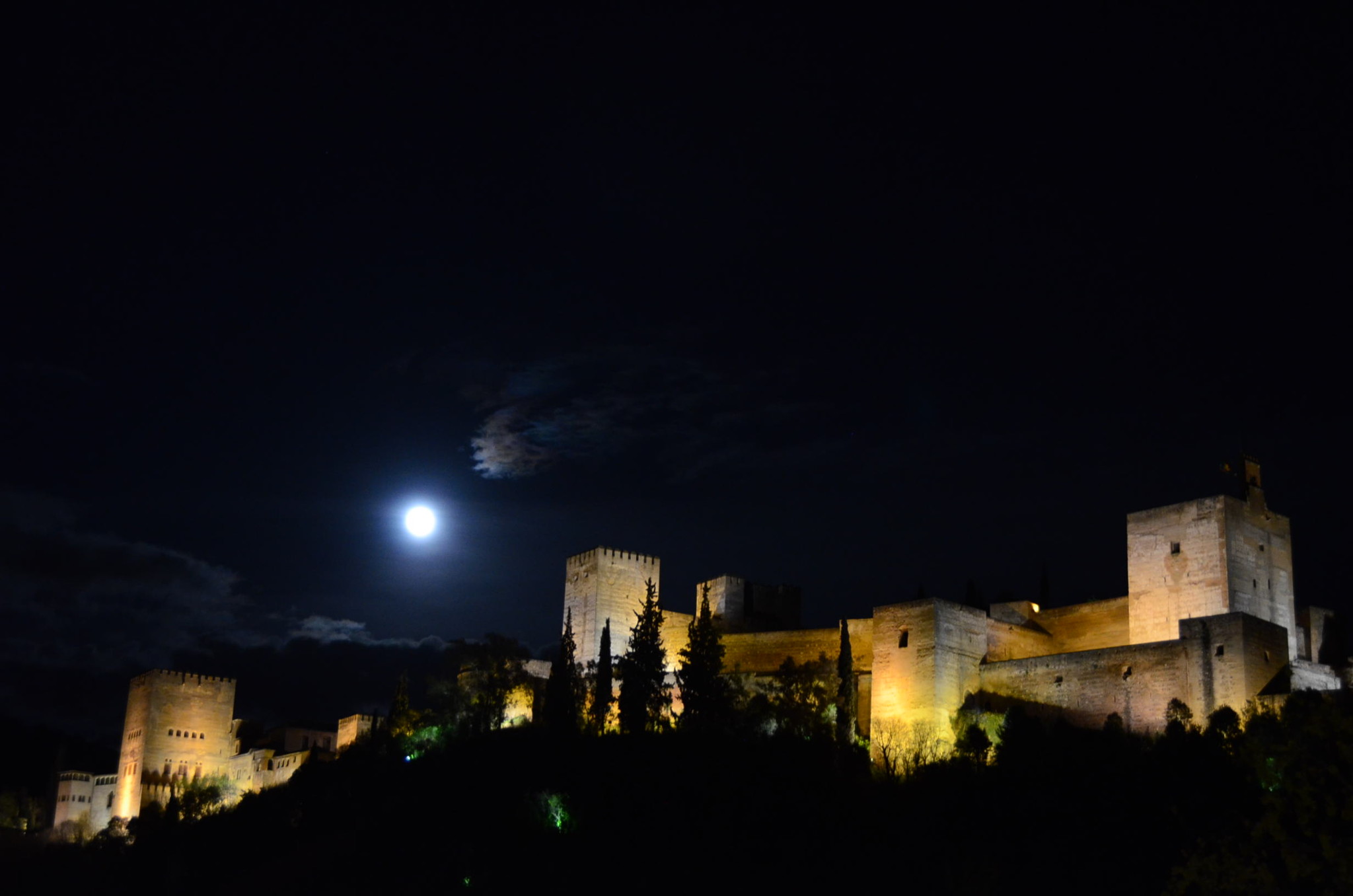 満月とアルハンブラ宮殿