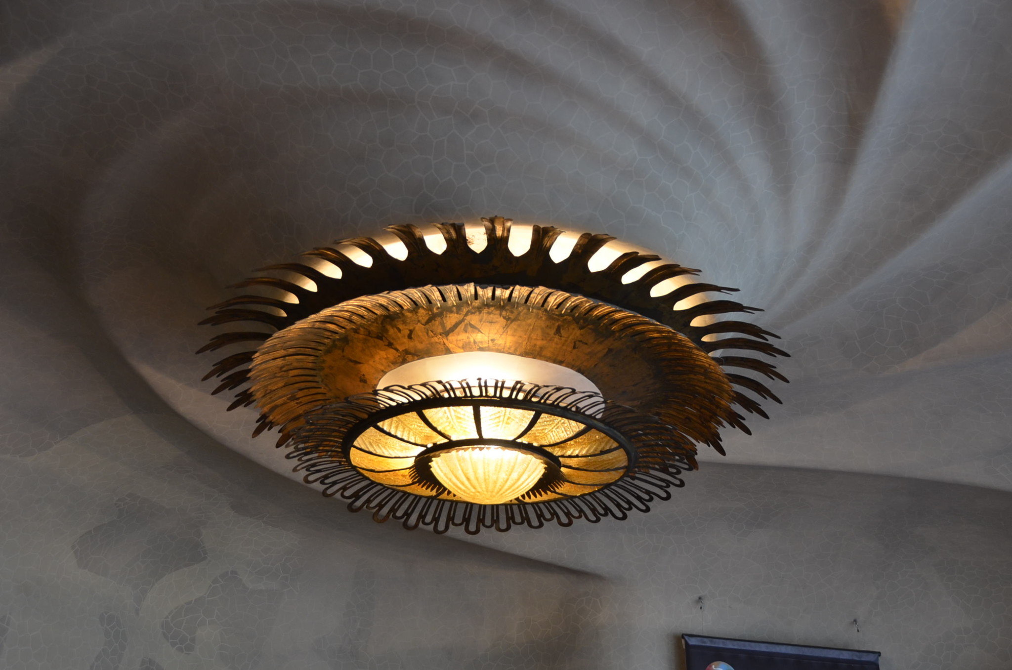 カサ・バトリョの天井照明、渦巻いてます