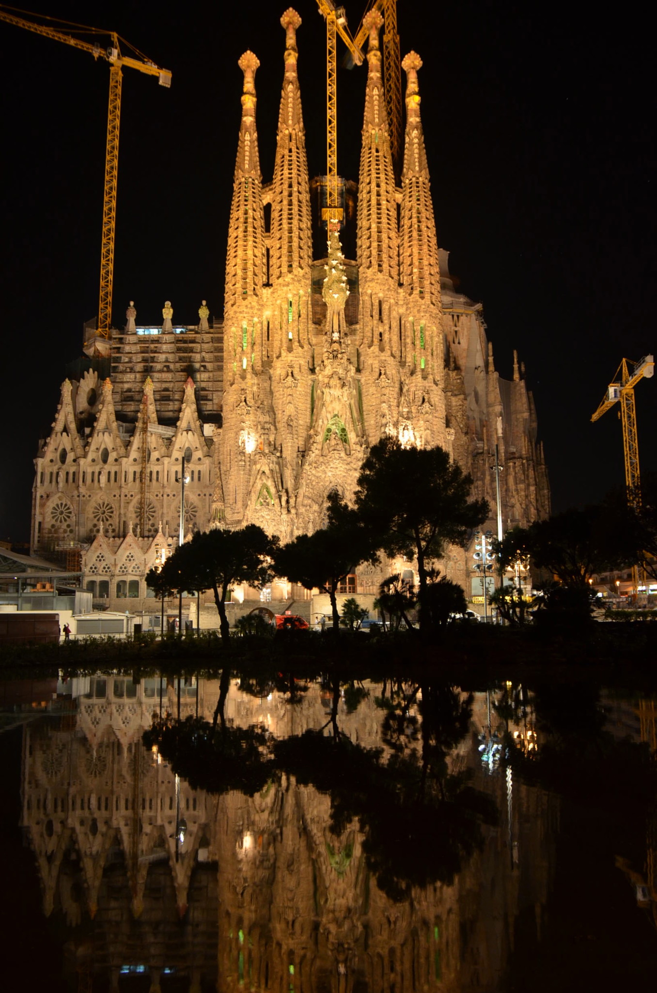 夜のサグラダ・ファミリア、池に写って幻想的