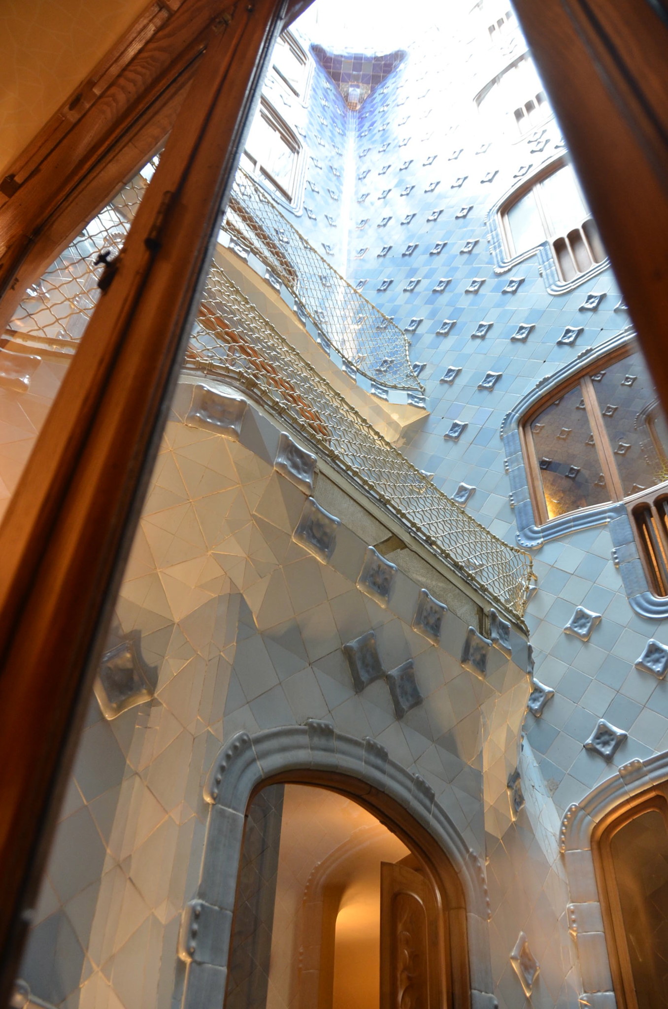 カサ・バトリョ吹き抜け、上の方ほどタイルが濃くなっている