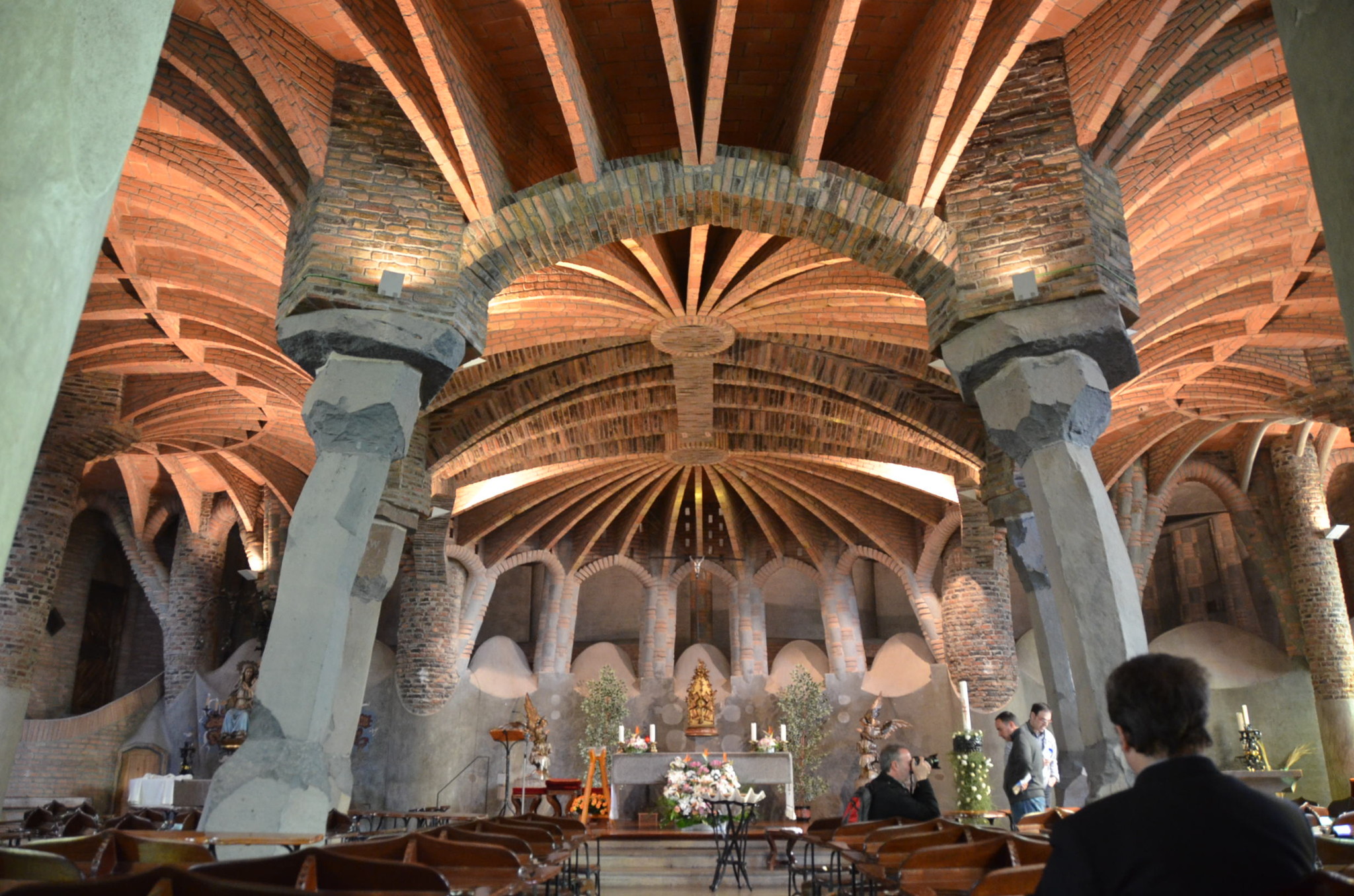 コロニア・グエル教会堂内部