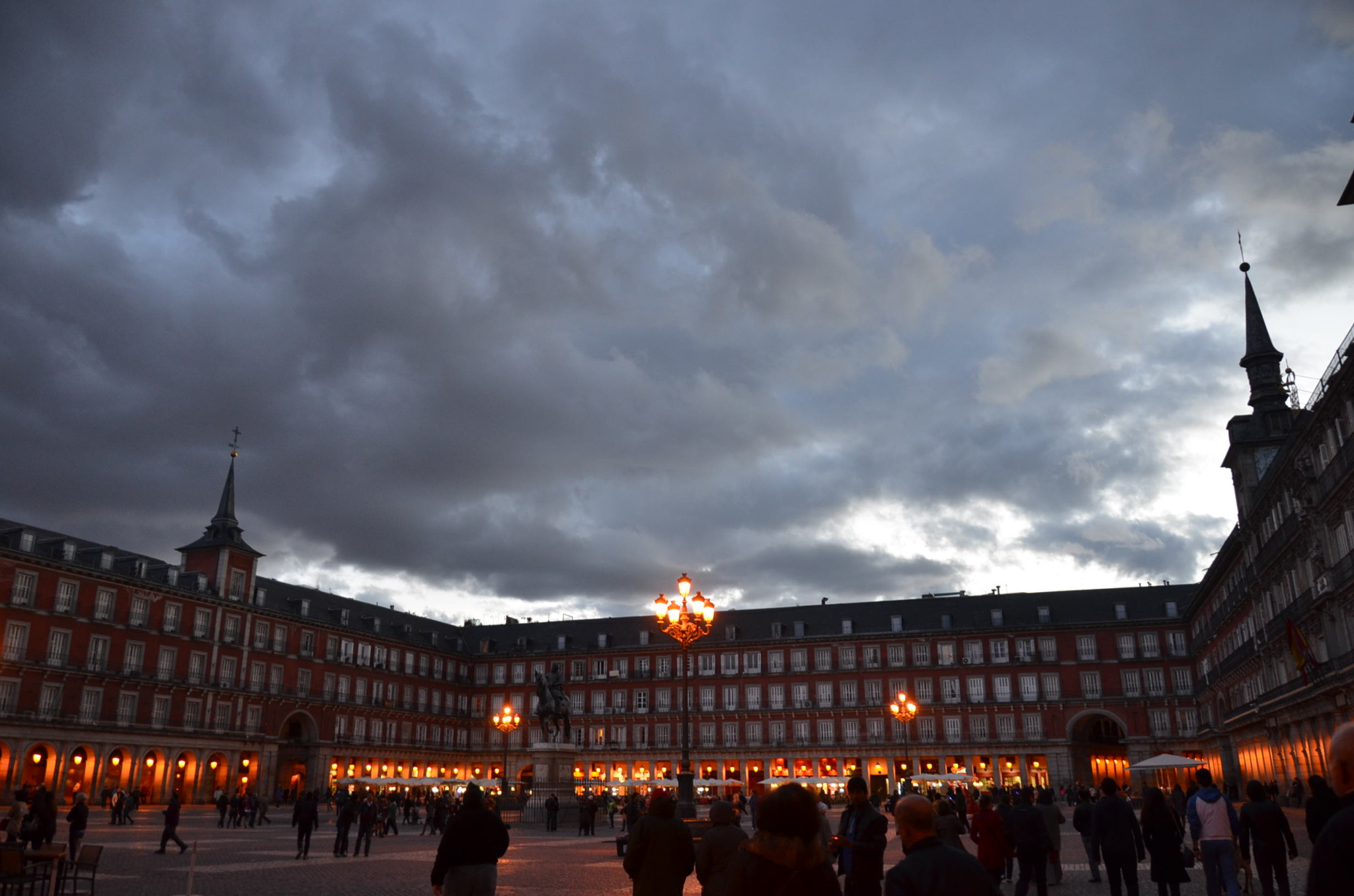 マヨール広場。なんか雲がすごいですね、この写真