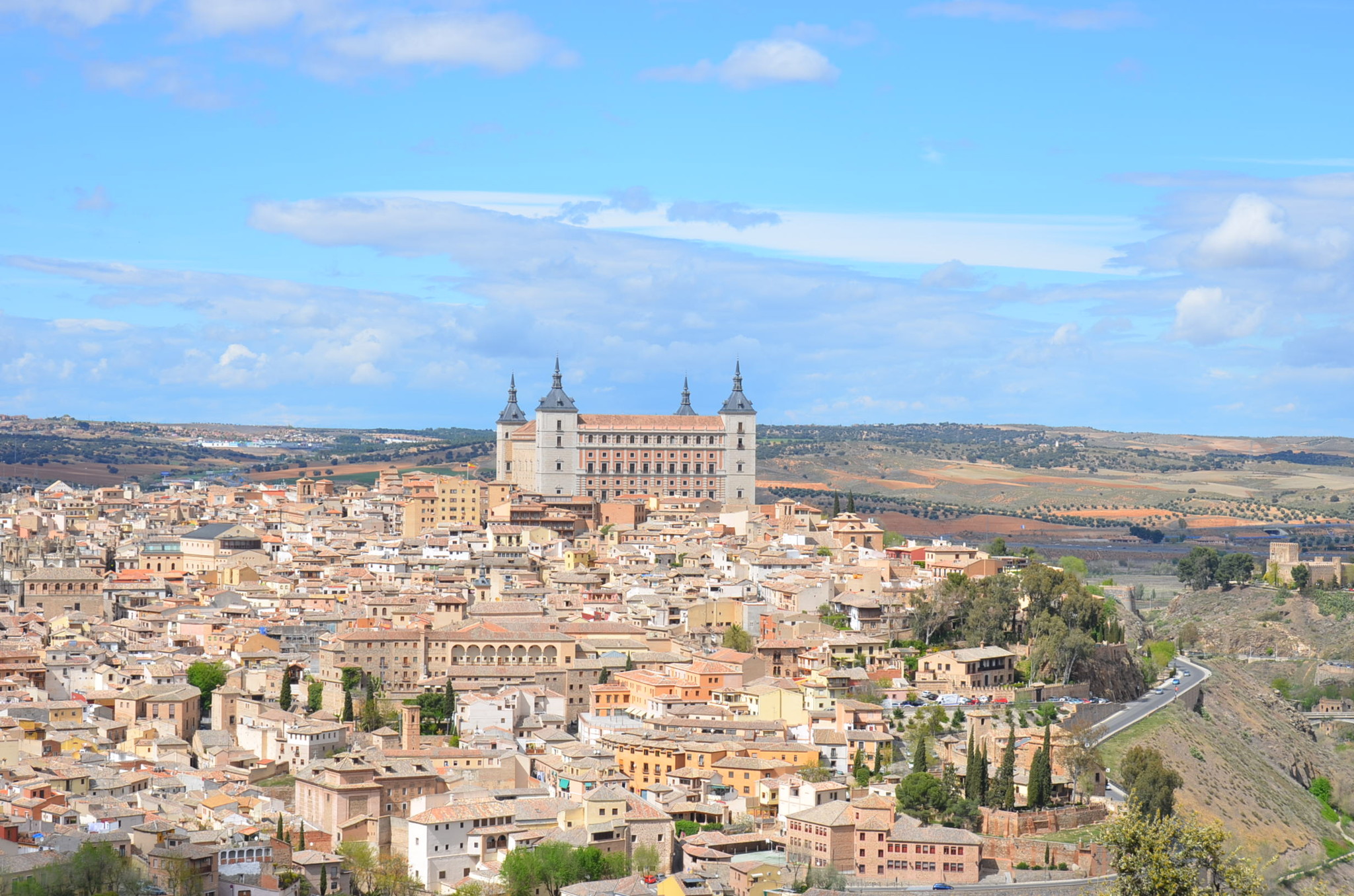 トレドの街を外側から観る、川に囲まれて要塞になっています