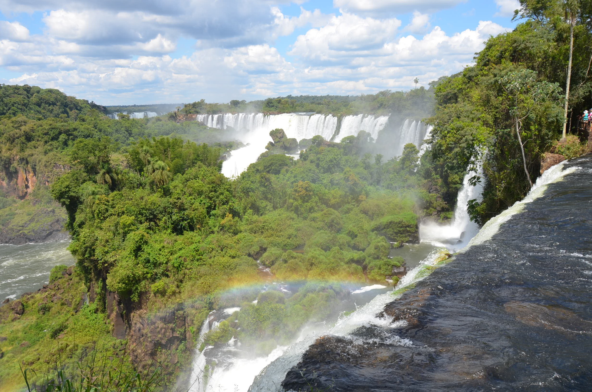手前から奥まですべて滝、虹も見えます