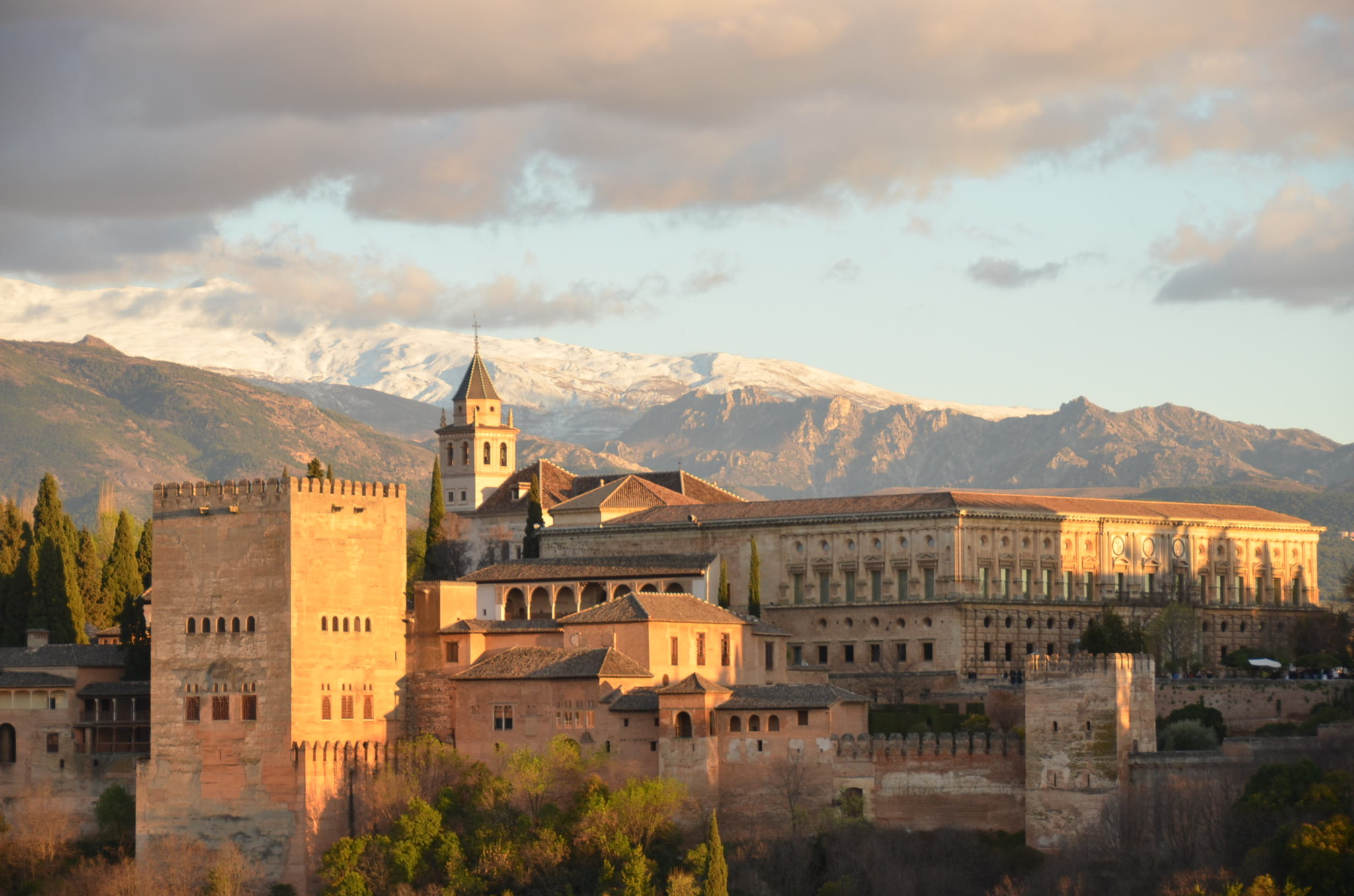 夕暮れ時のアルハンブラ宮殿