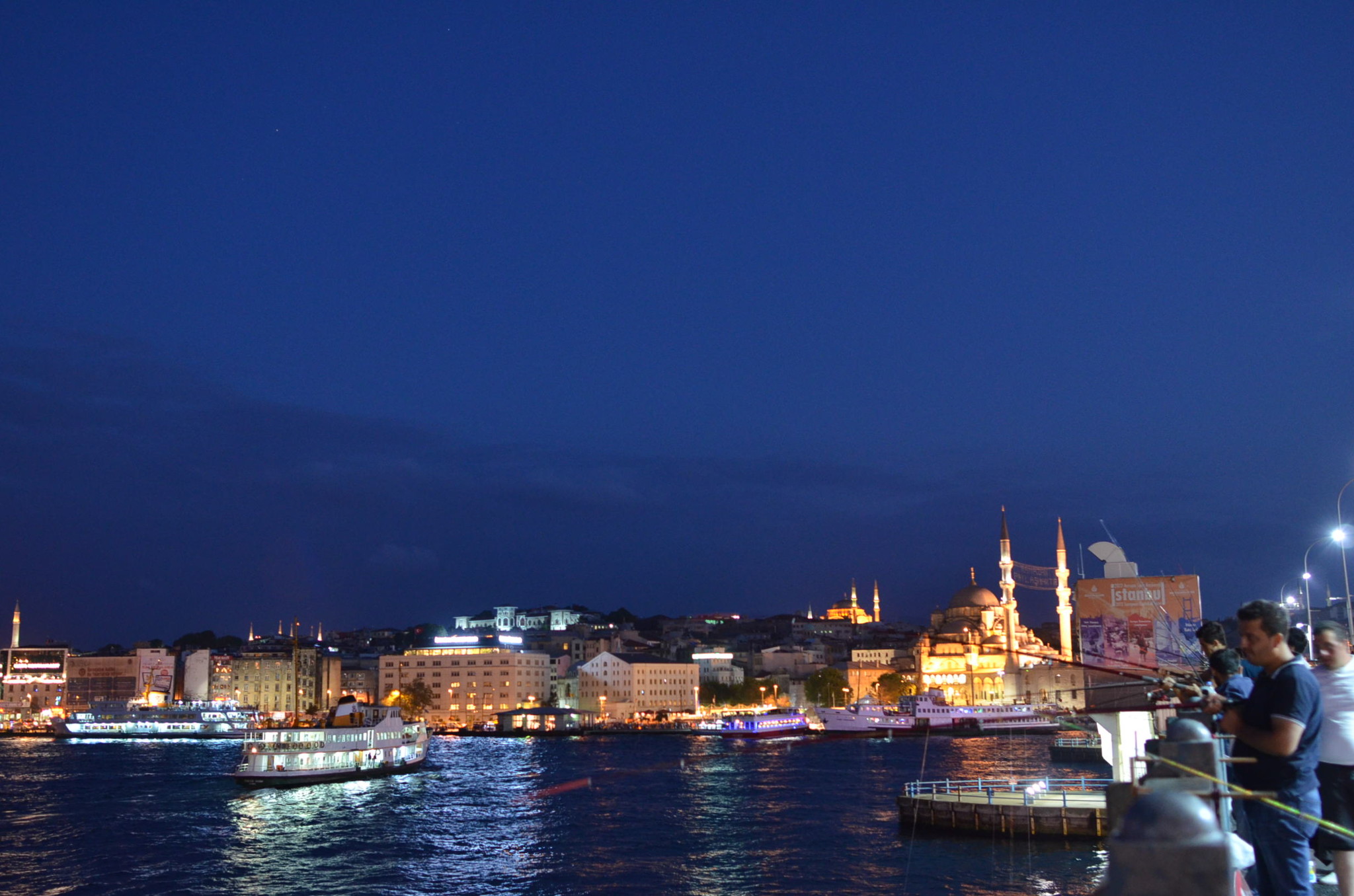 夜のイェニ・ジャーミィ