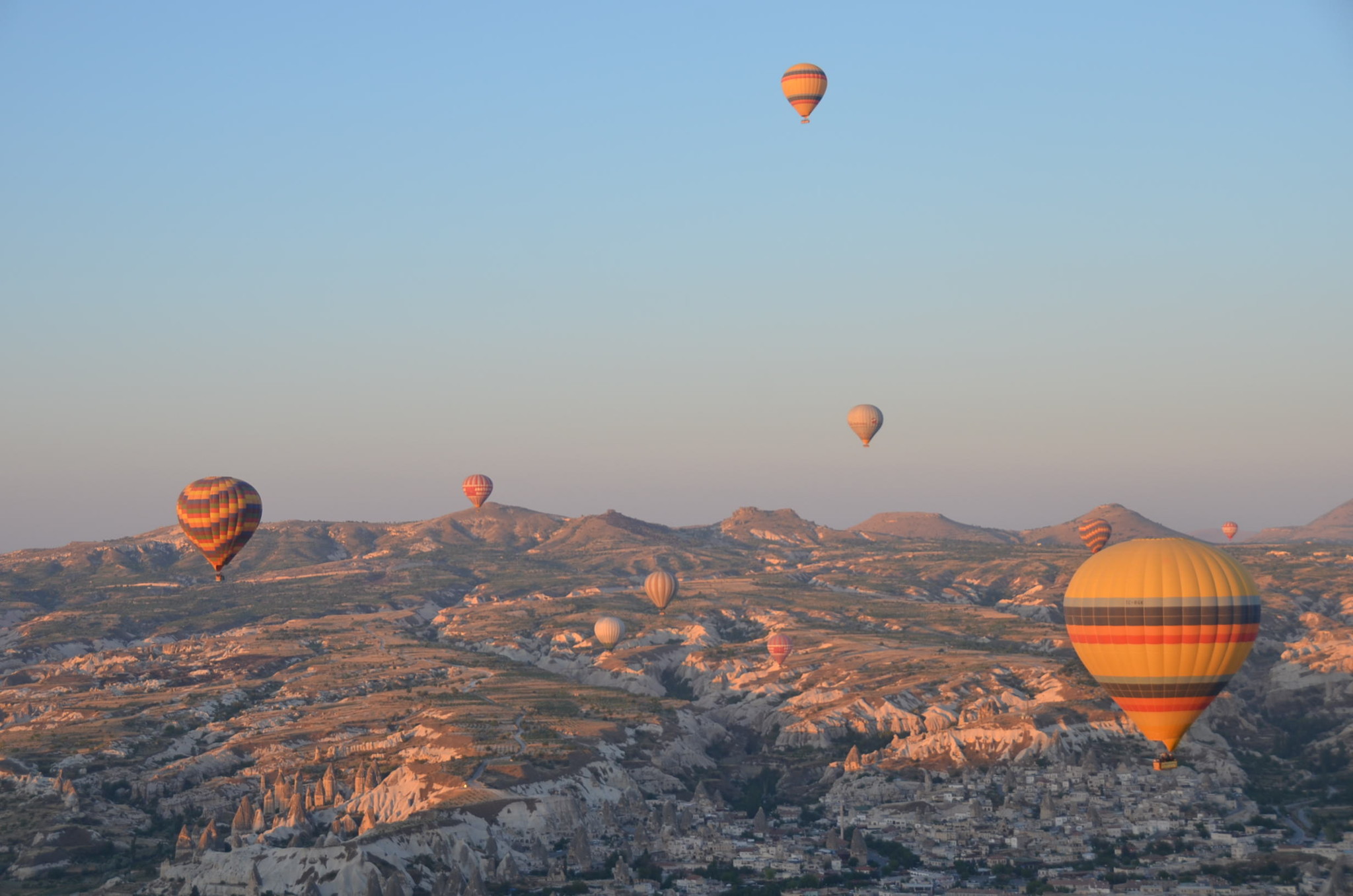 気球、日の出後