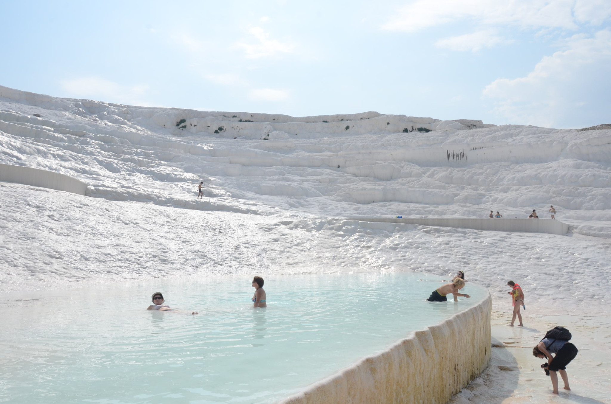 石灰棚で温泉する人たち