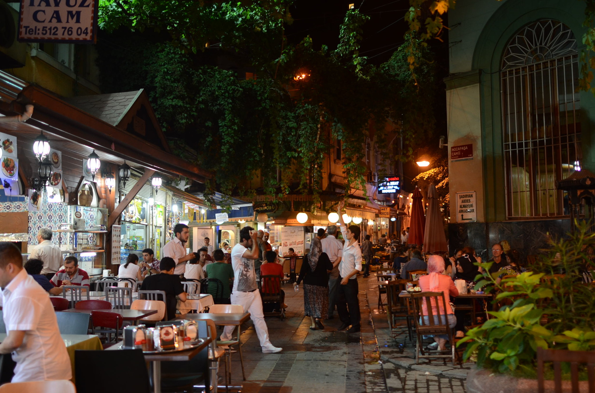 スィルゲジ地区、遅くまで賑やか