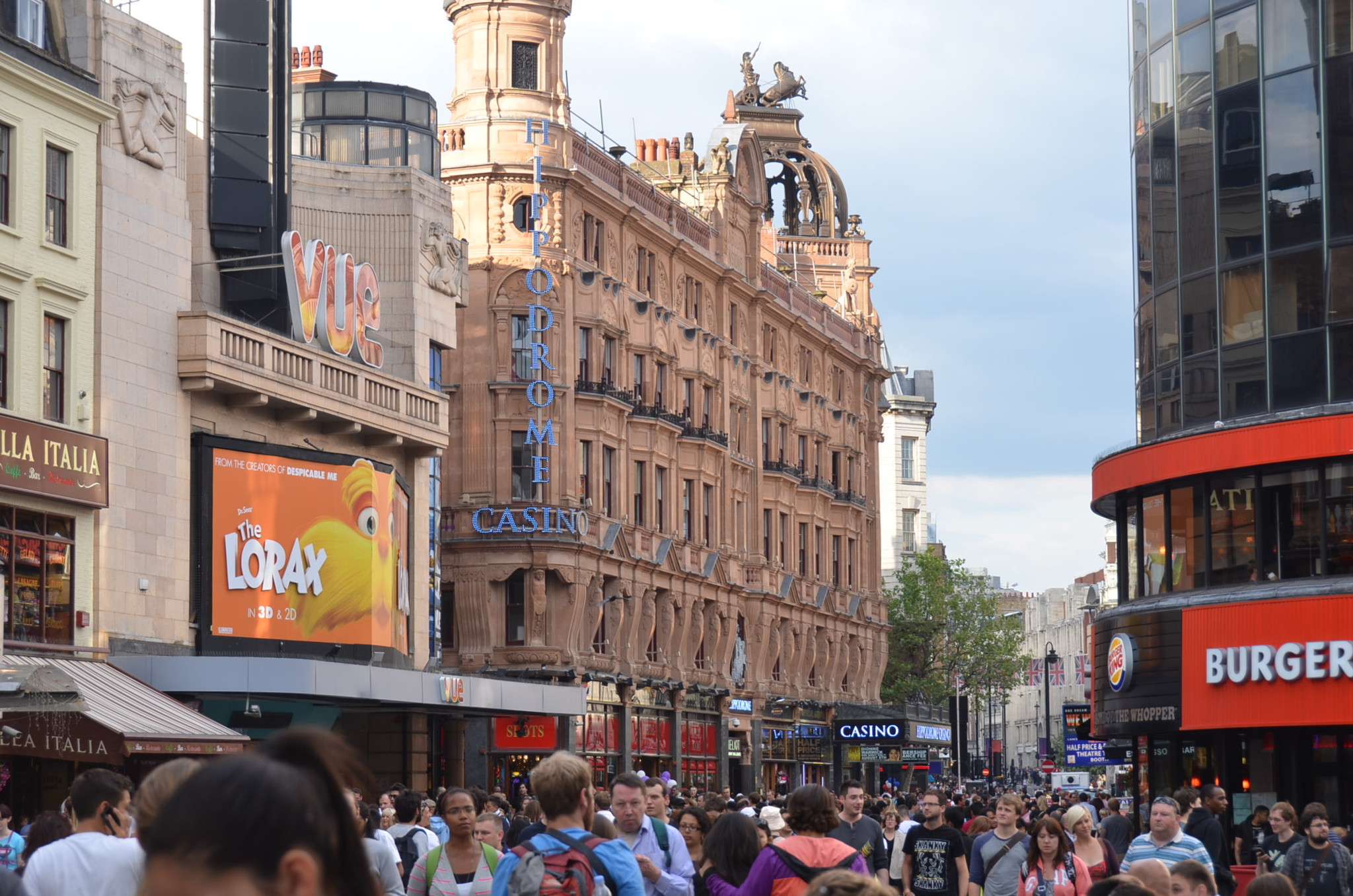 レスター・スクエア、大体どこもこれくらい混んでた