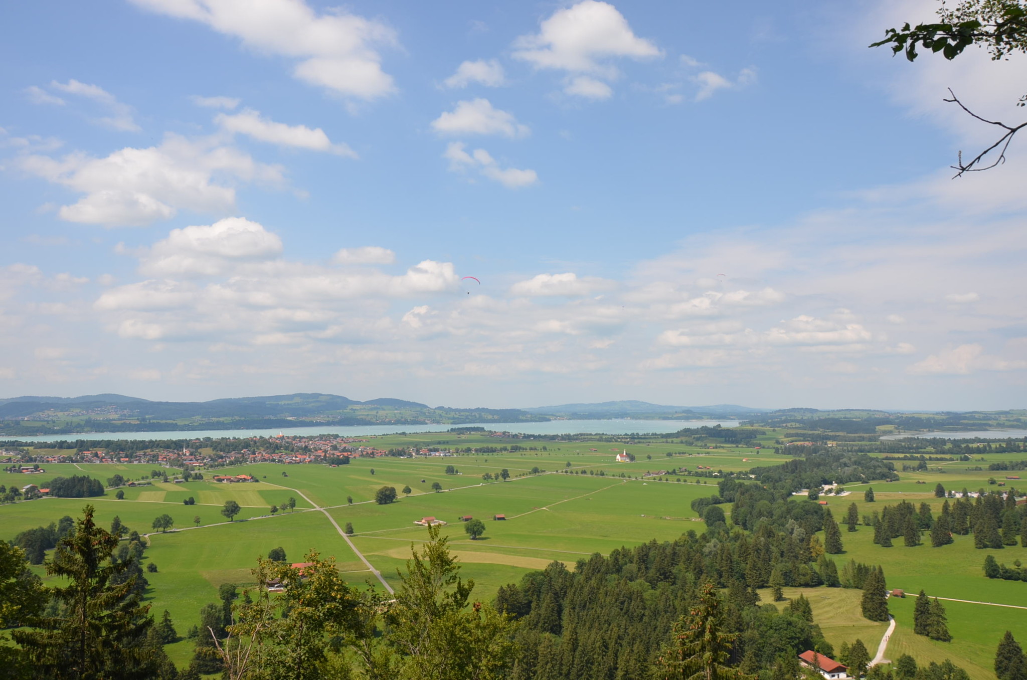 ノイシュヴァンシュタイン城からの美しい田園風景