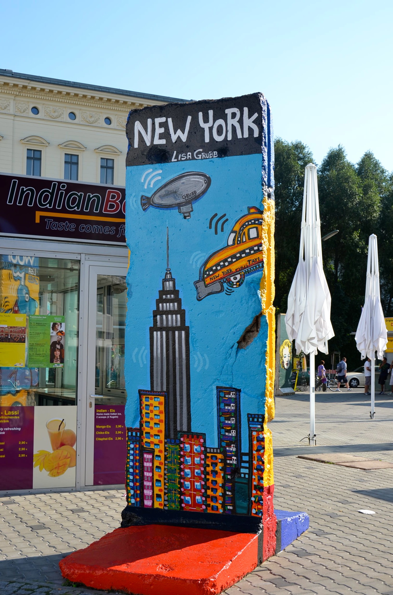 ベルリンの壁のオブジェ、思ったより薄い