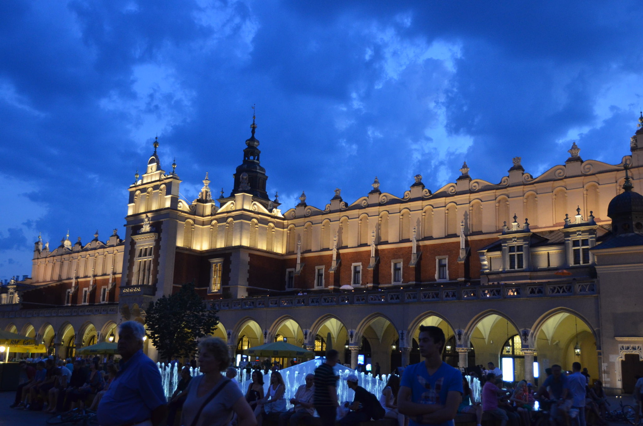 クラクフ中央広場。夜遅くまで人通りが多い