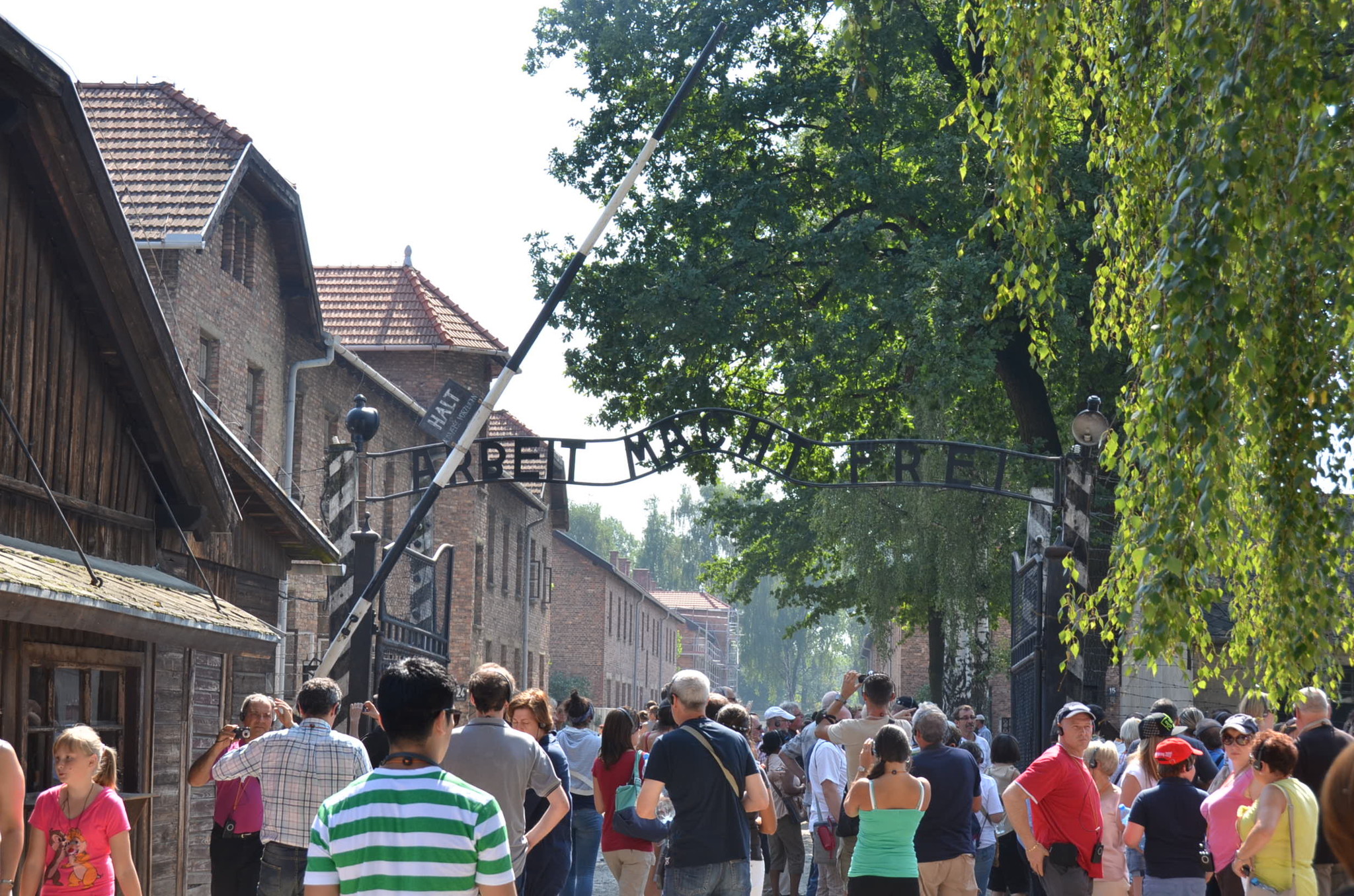 入口。ARBEIT MACHT FREI(働けば自由になる)とある