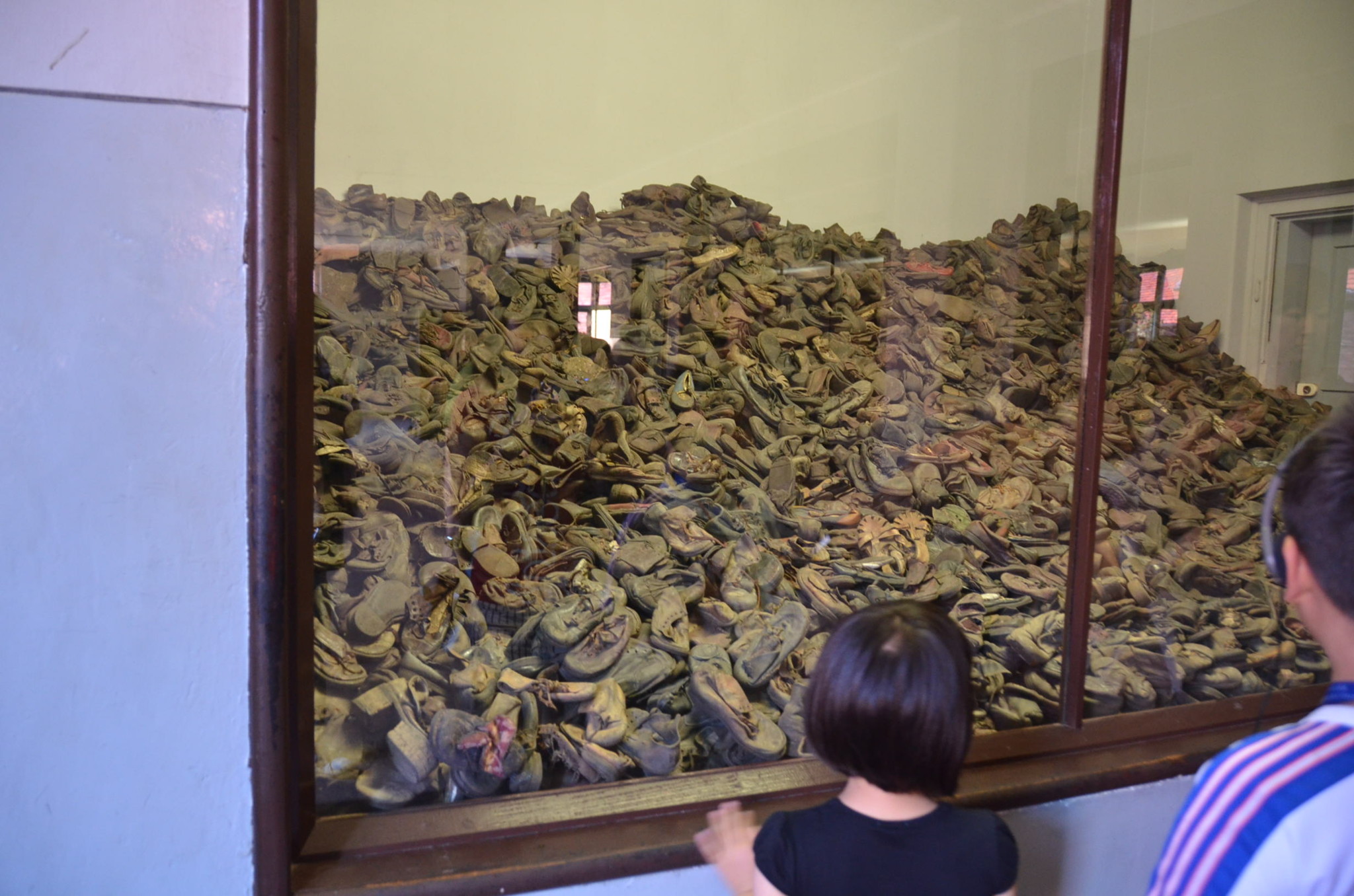 発見された大量の子供の靴たち。もちろんすべてではない