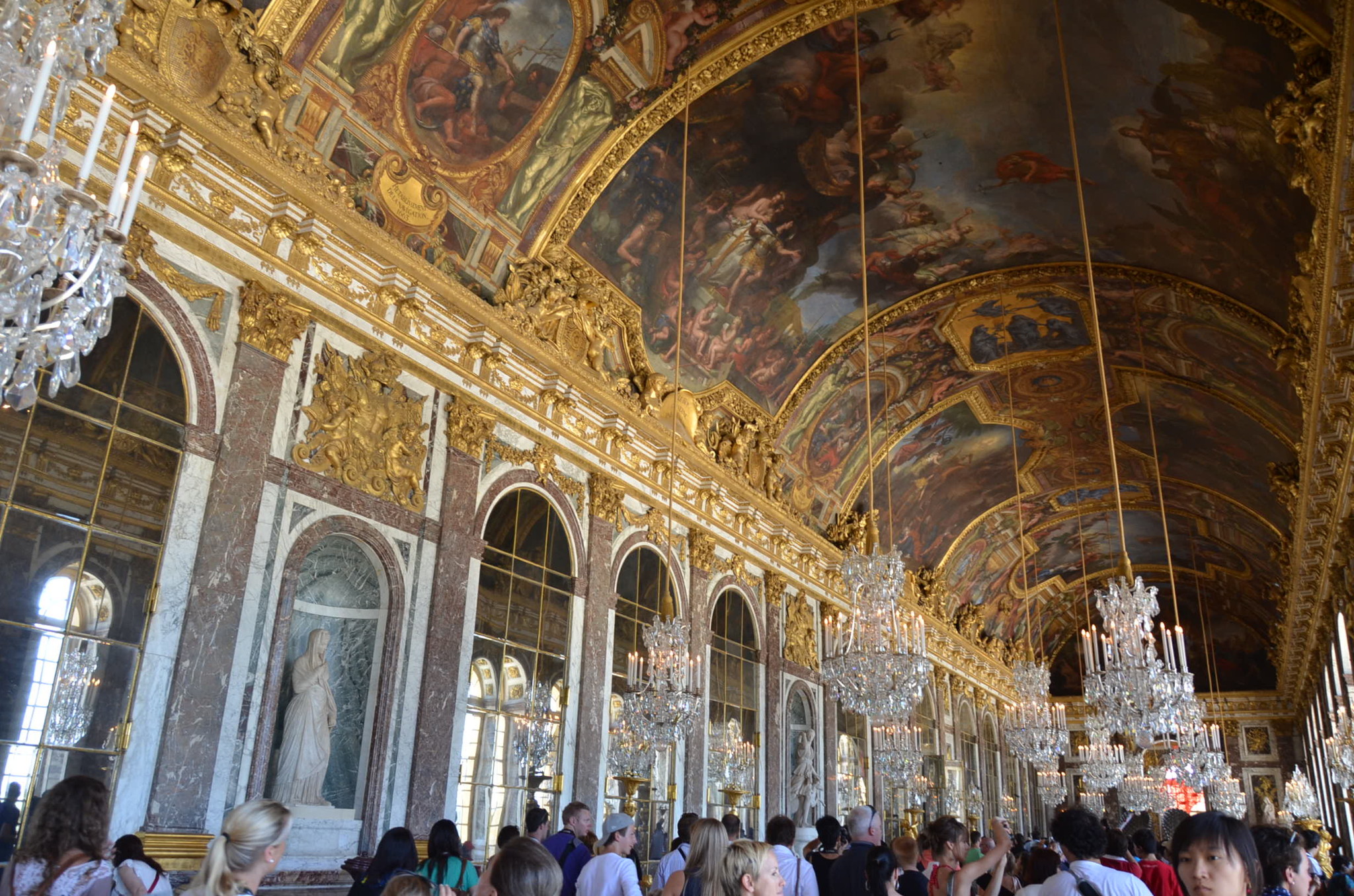 宮殿の鏡の間。こういう豪華絢爛な部屋がひたすら続きます