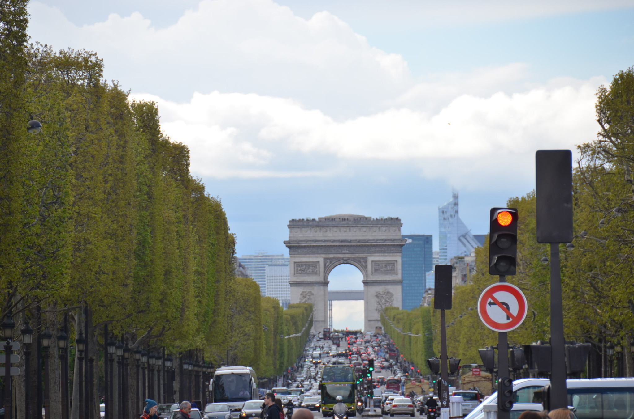 凱旋門をシャンゼリゼ通りから