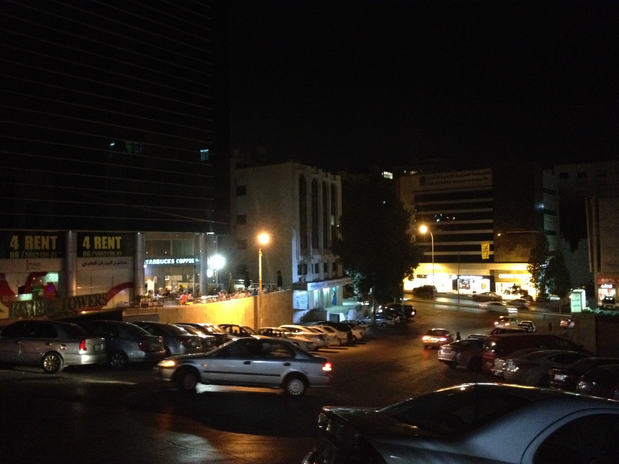 12時過ぎても賑わっているスターバックス