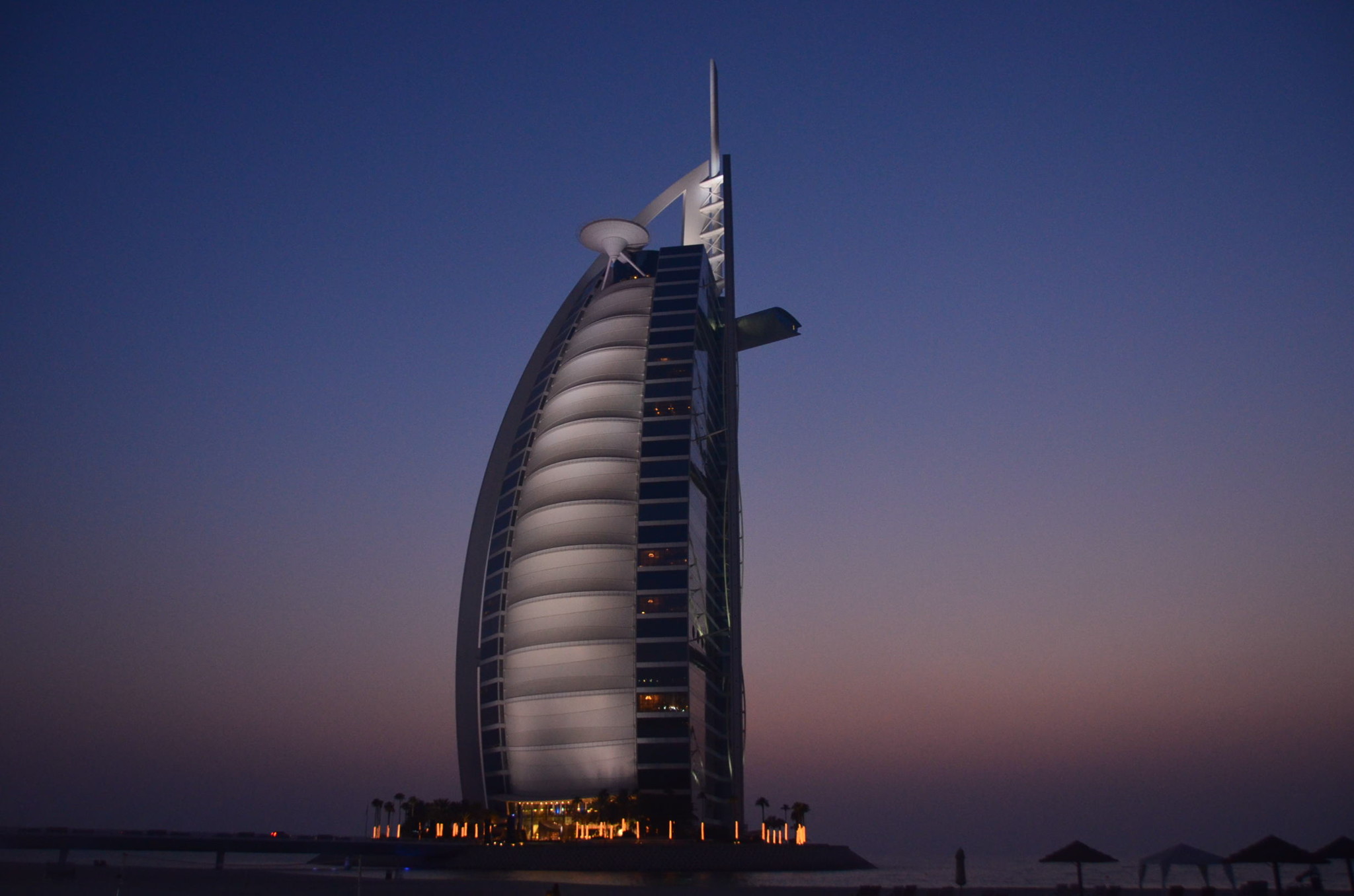 ブルジュ・アル・アラブ。人工島の上に立つ