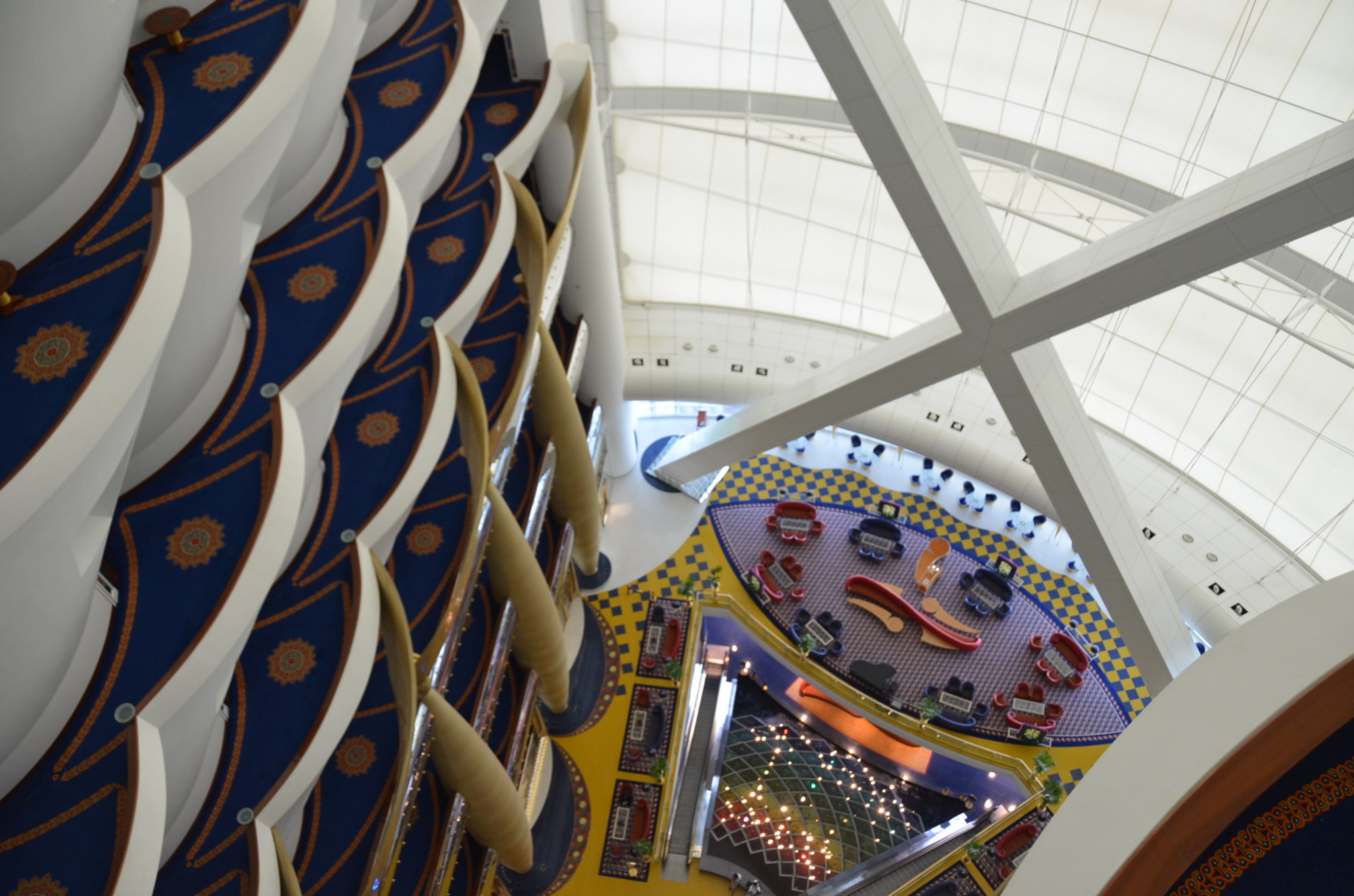 ブルジュ・アル・アラブ内。まさに豪華絢爛