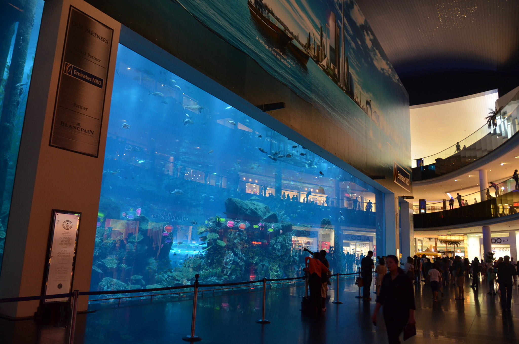 世界最大のモール「ドバイ・モール」。水族館まである(外から観る分には無料)