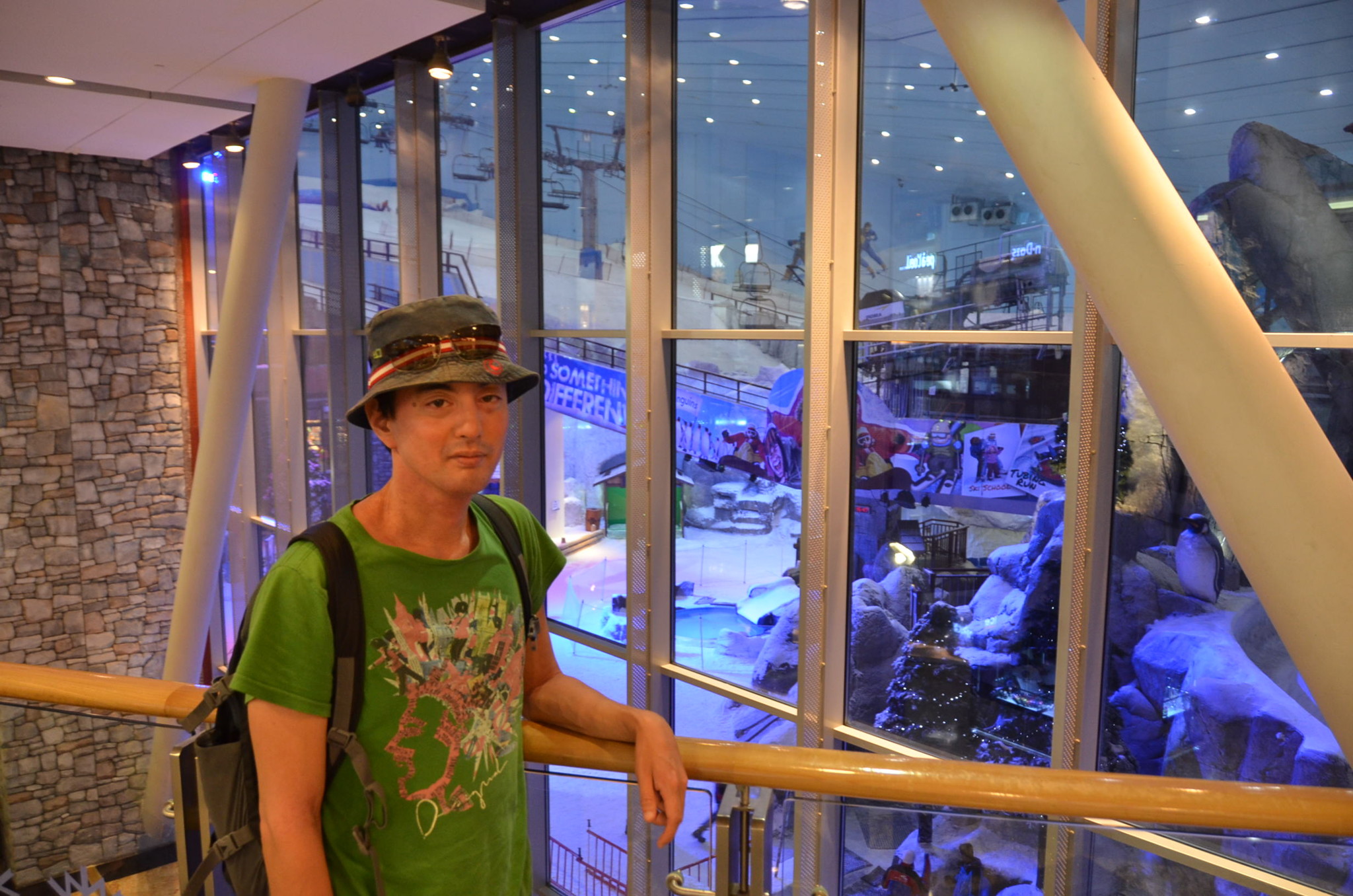 スキー・ドバイ。リフトが見えます