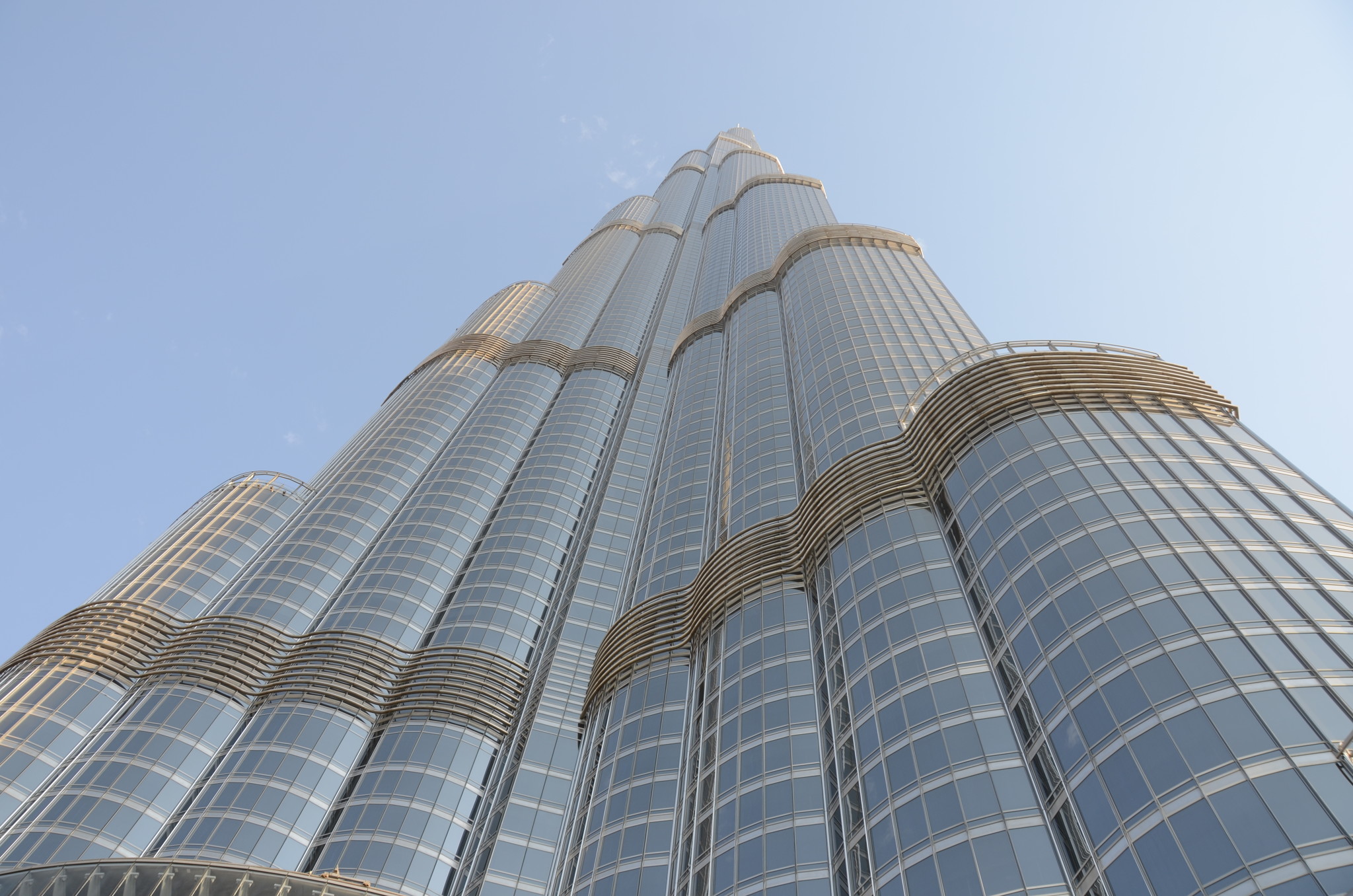 世界一のビル「バージュ・ハリファ」を直下から