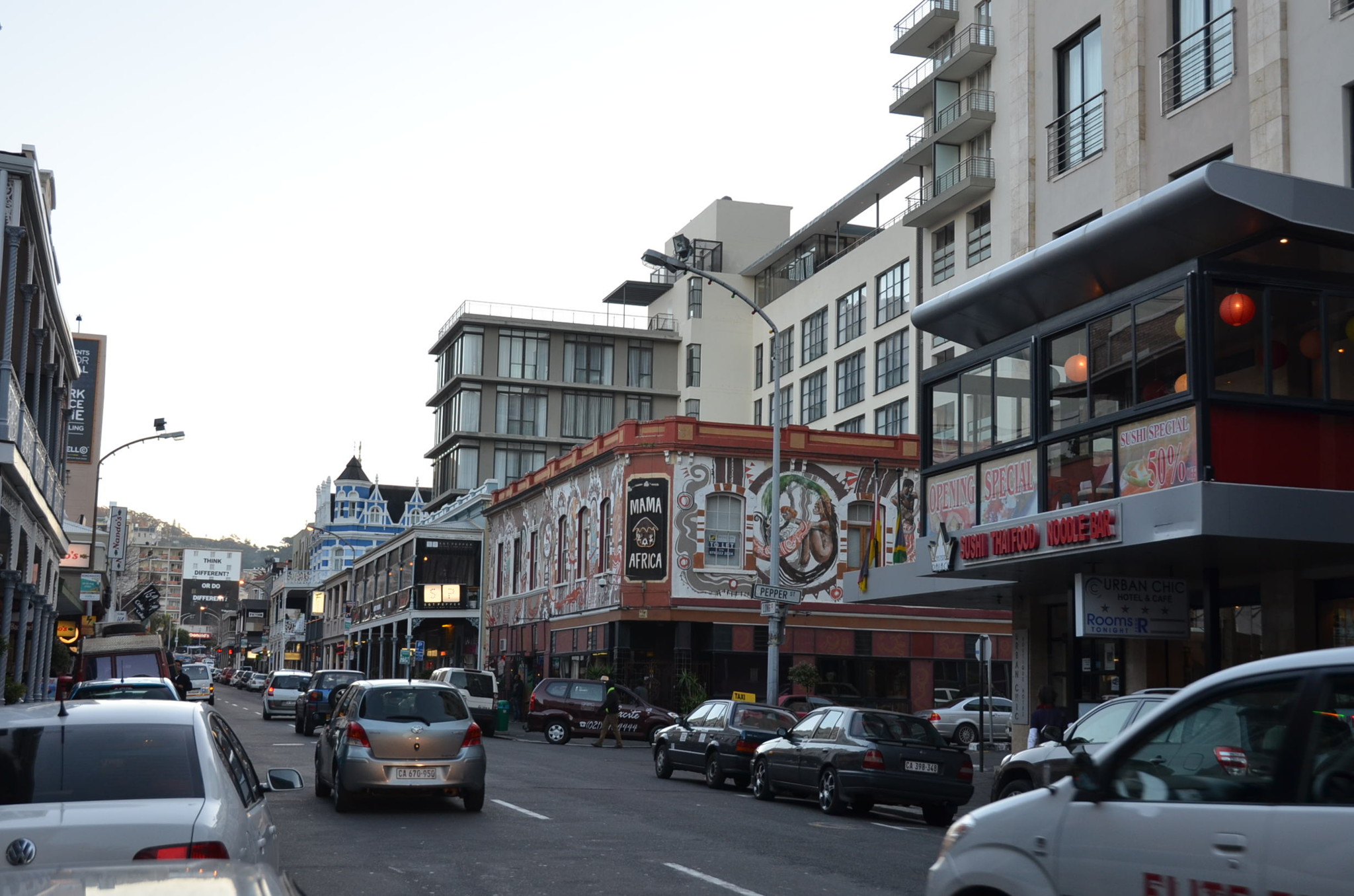 市内メインの通り。警察が50m置きにいるので割に安心