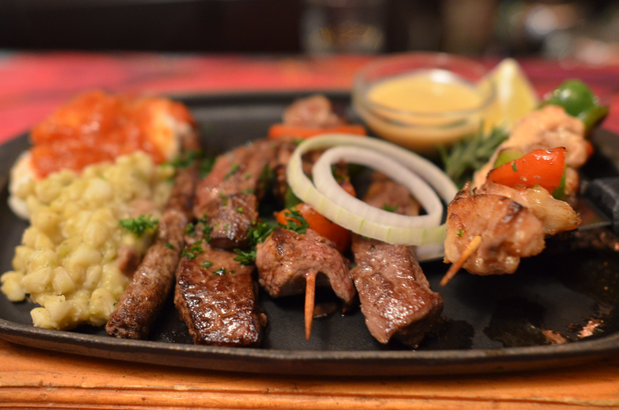 クロコダイル、ダチョウなどの串ステーキ。あまり美味しくはない