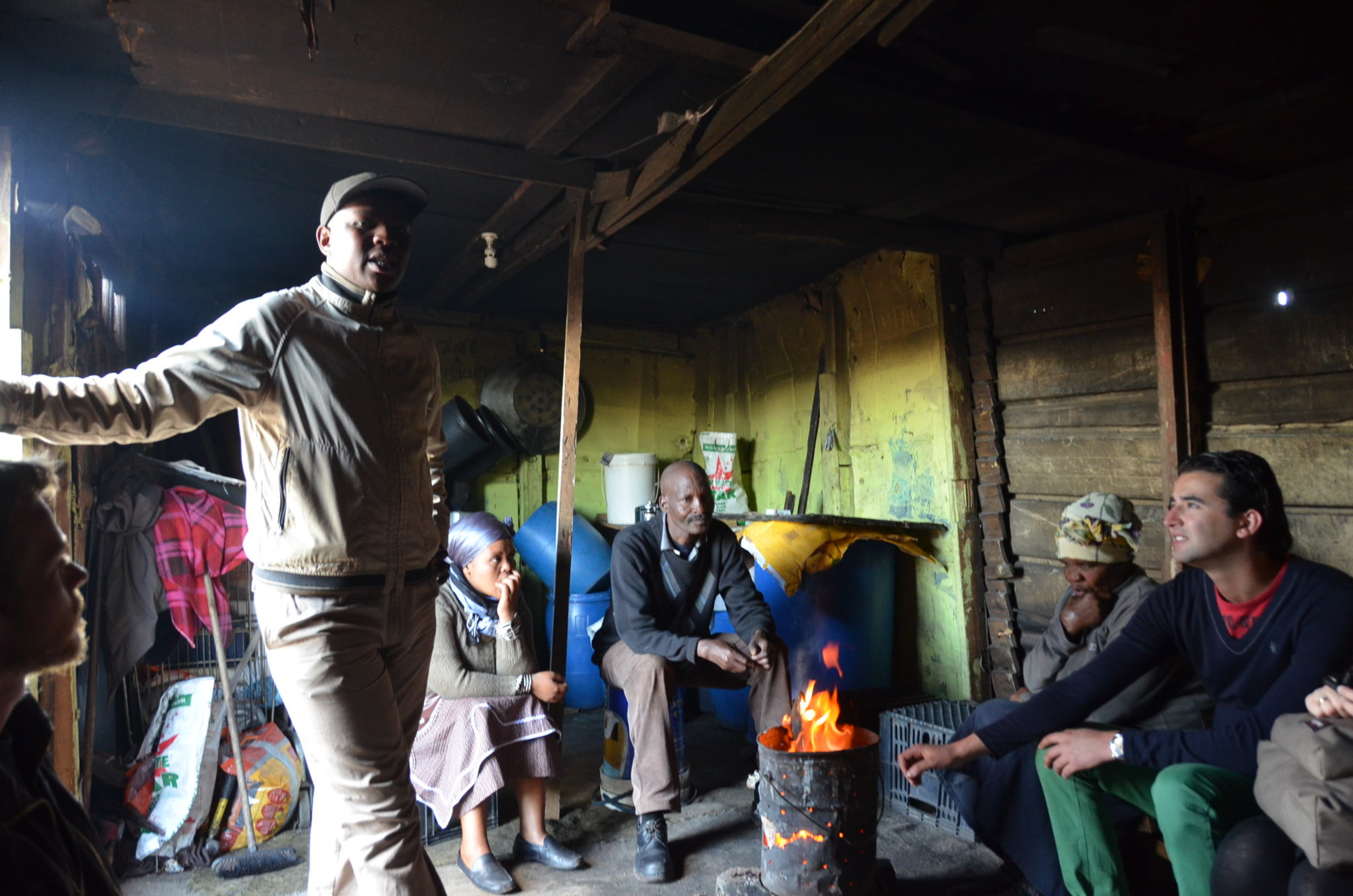 旧強制黒人居住区ランガ。室内で話を伺う