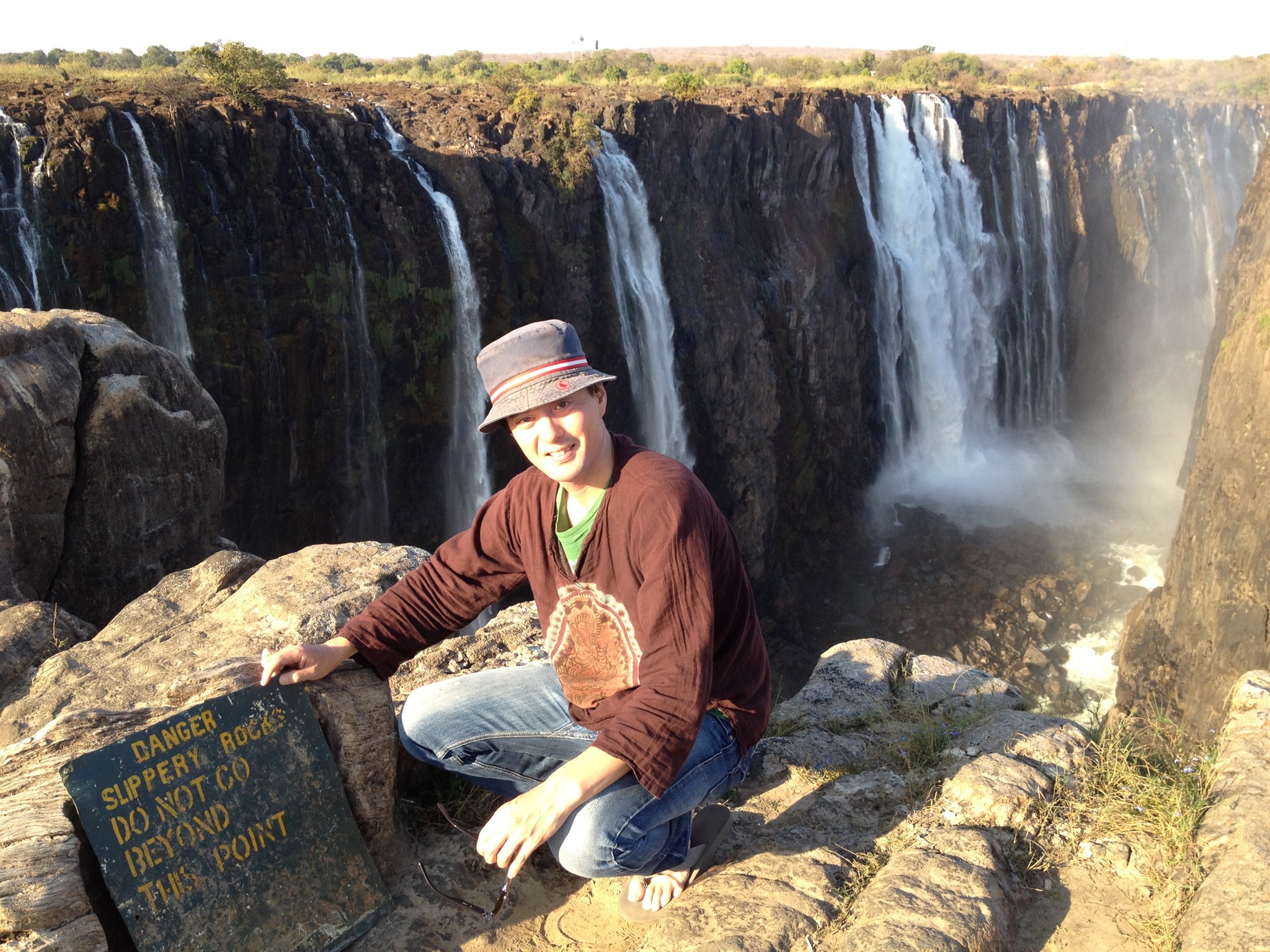 1メートル先は崖。奥と右側奥はザンビア