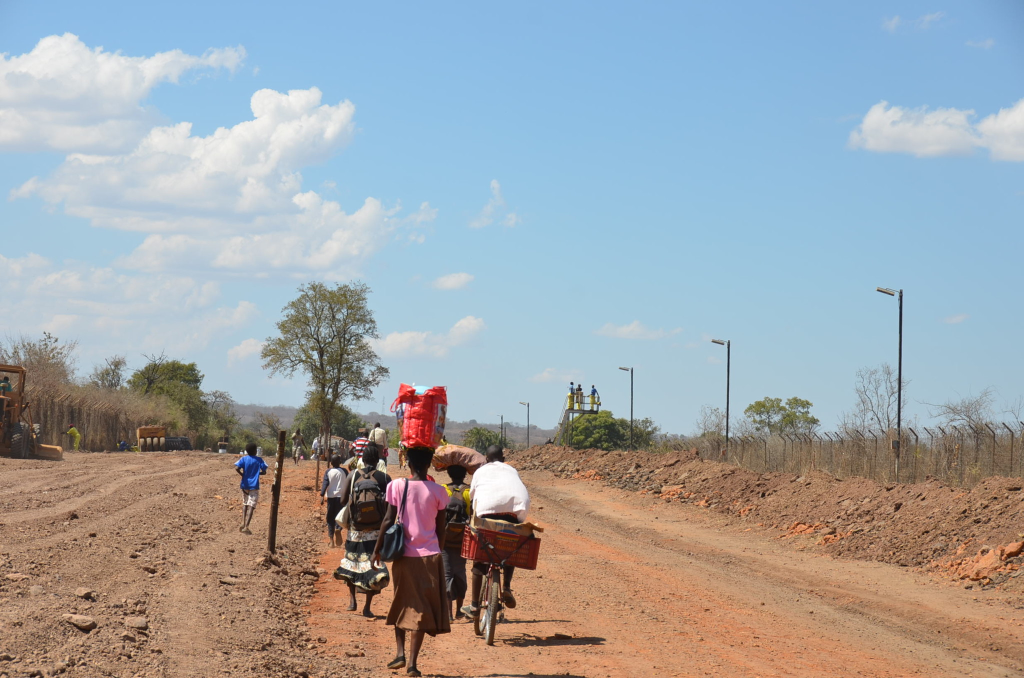 ザンビアとの国境の橋に向かう道