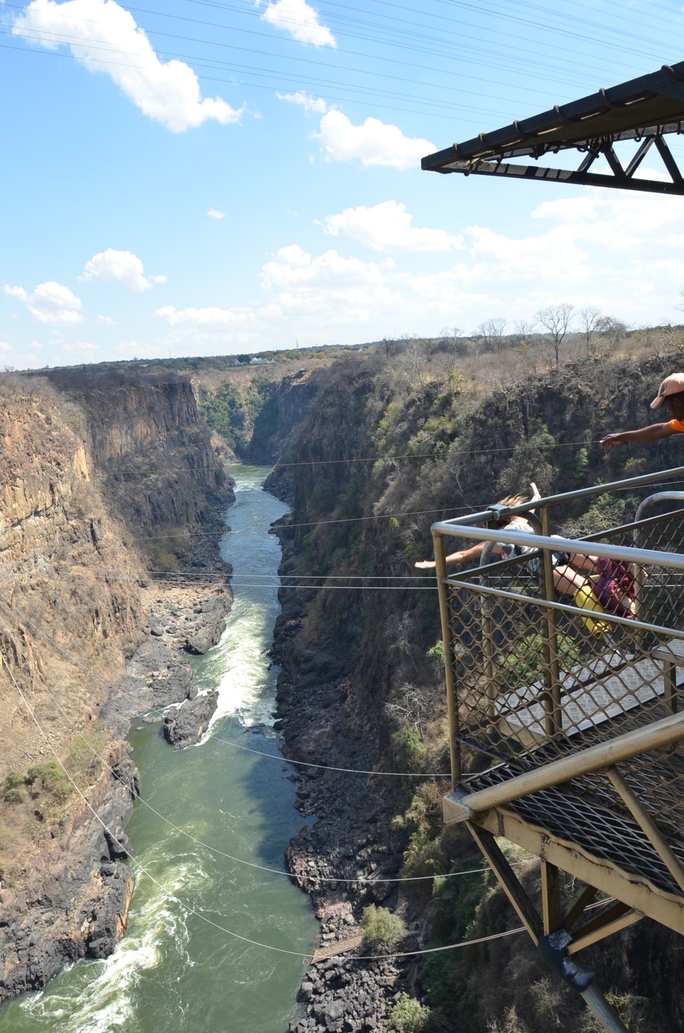 国境の橋ではバンジージャンプもできます