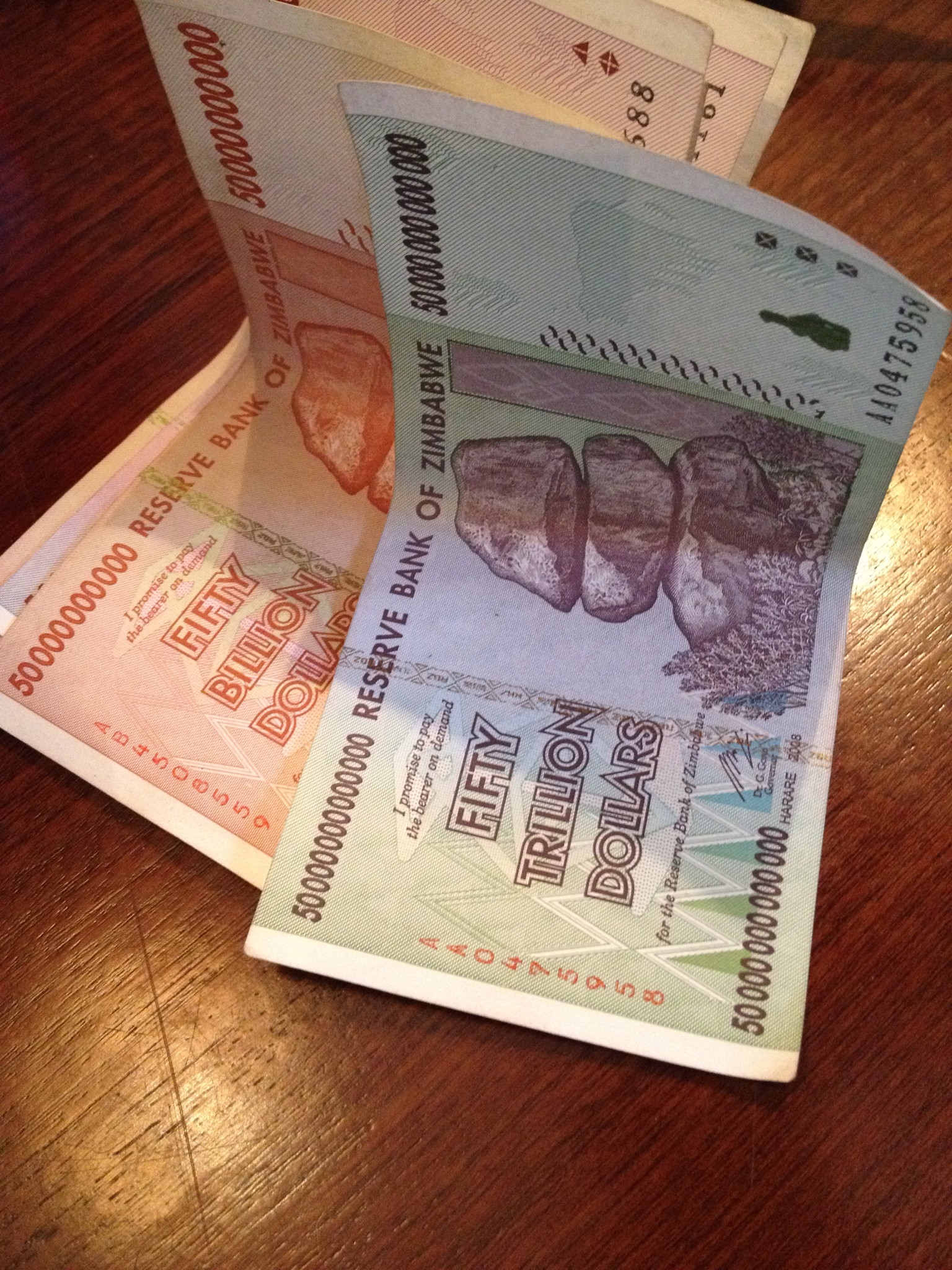 50トリリオン（兆）ジンバブエドル。現在は使われていない