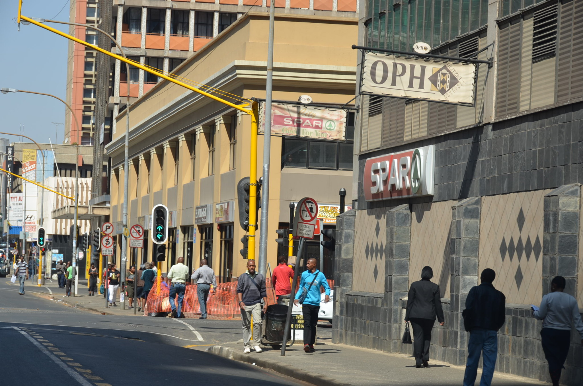 市内。この辺りは賑わっていて危険な感じしない