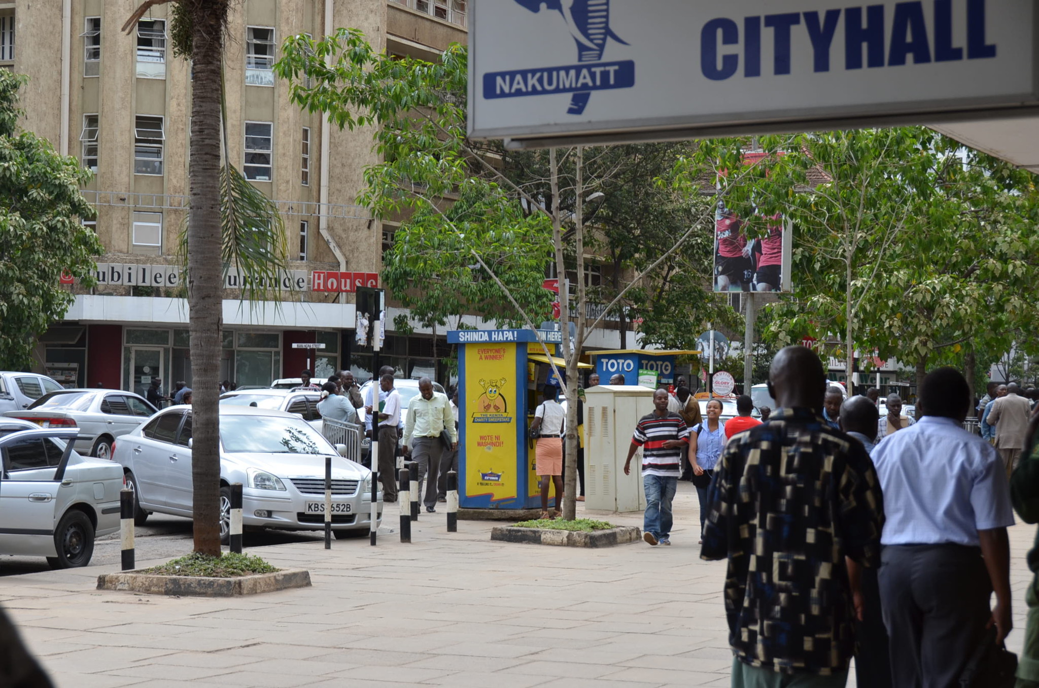 ナイロビ市内。結構普通な雰囲気なんだけども。。
