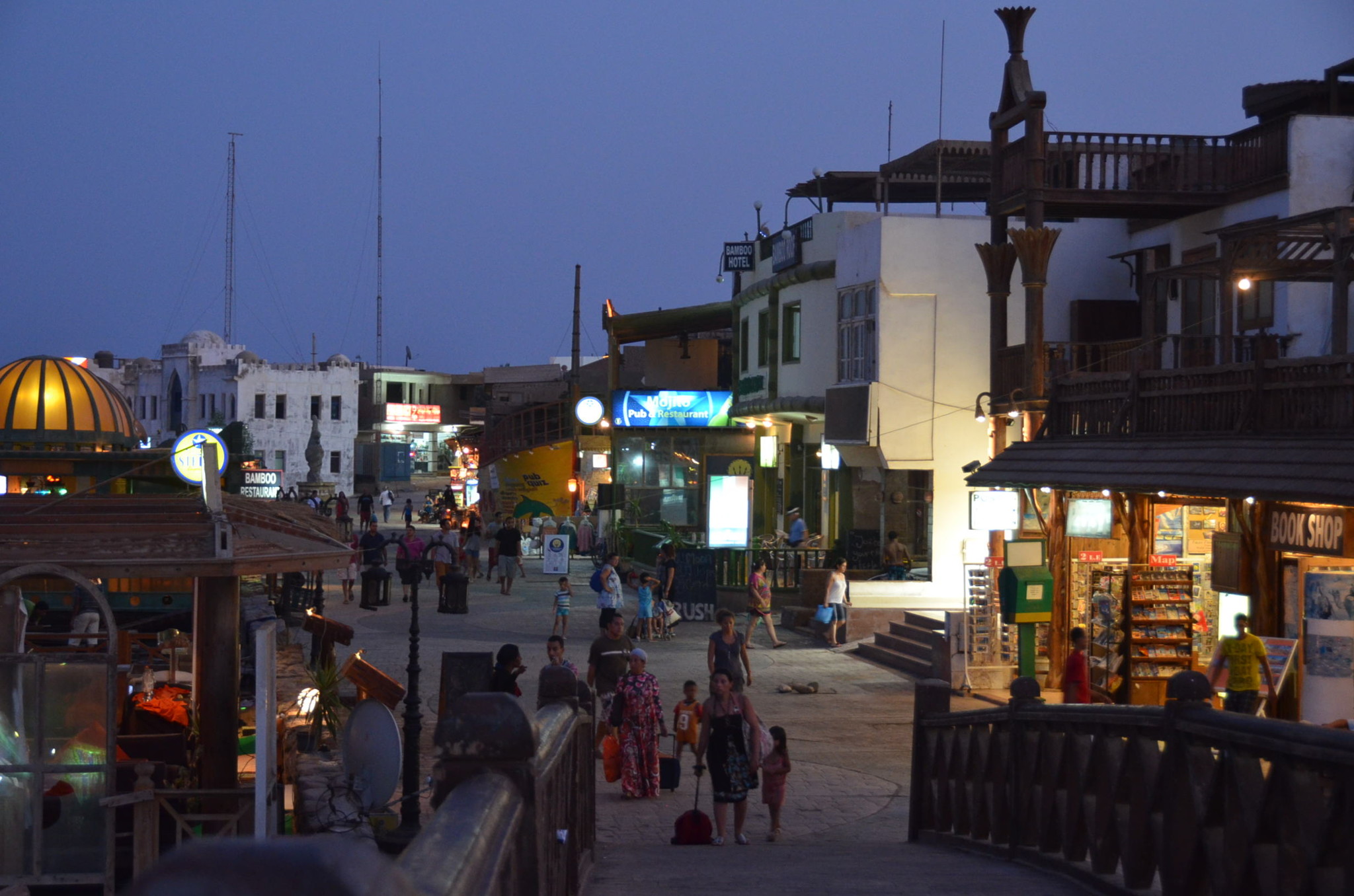 ダハブの夜。夜でもたくさんひとが歩いてます