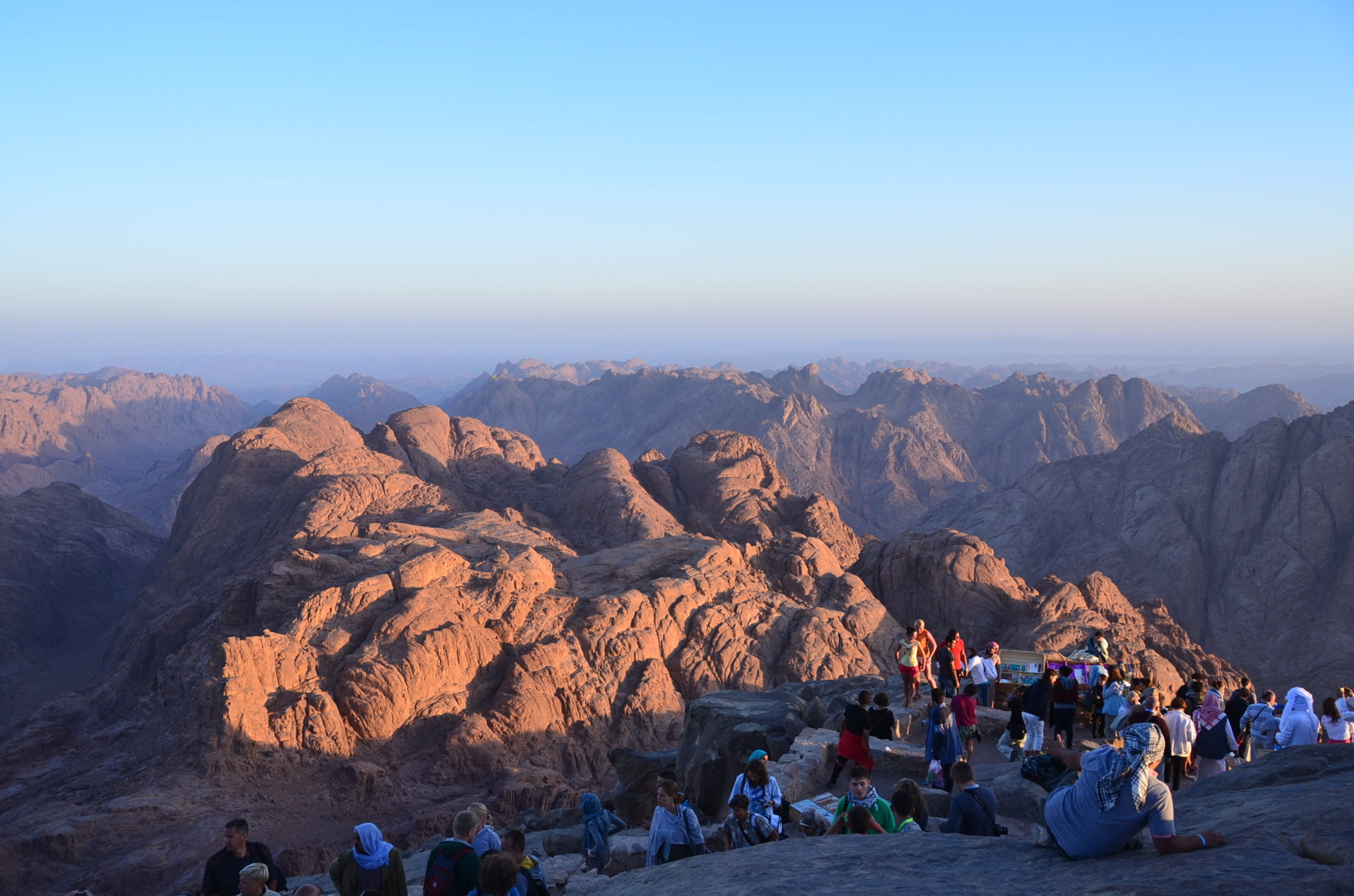 シナイ山の頂上から周辺。とにかく荘厳