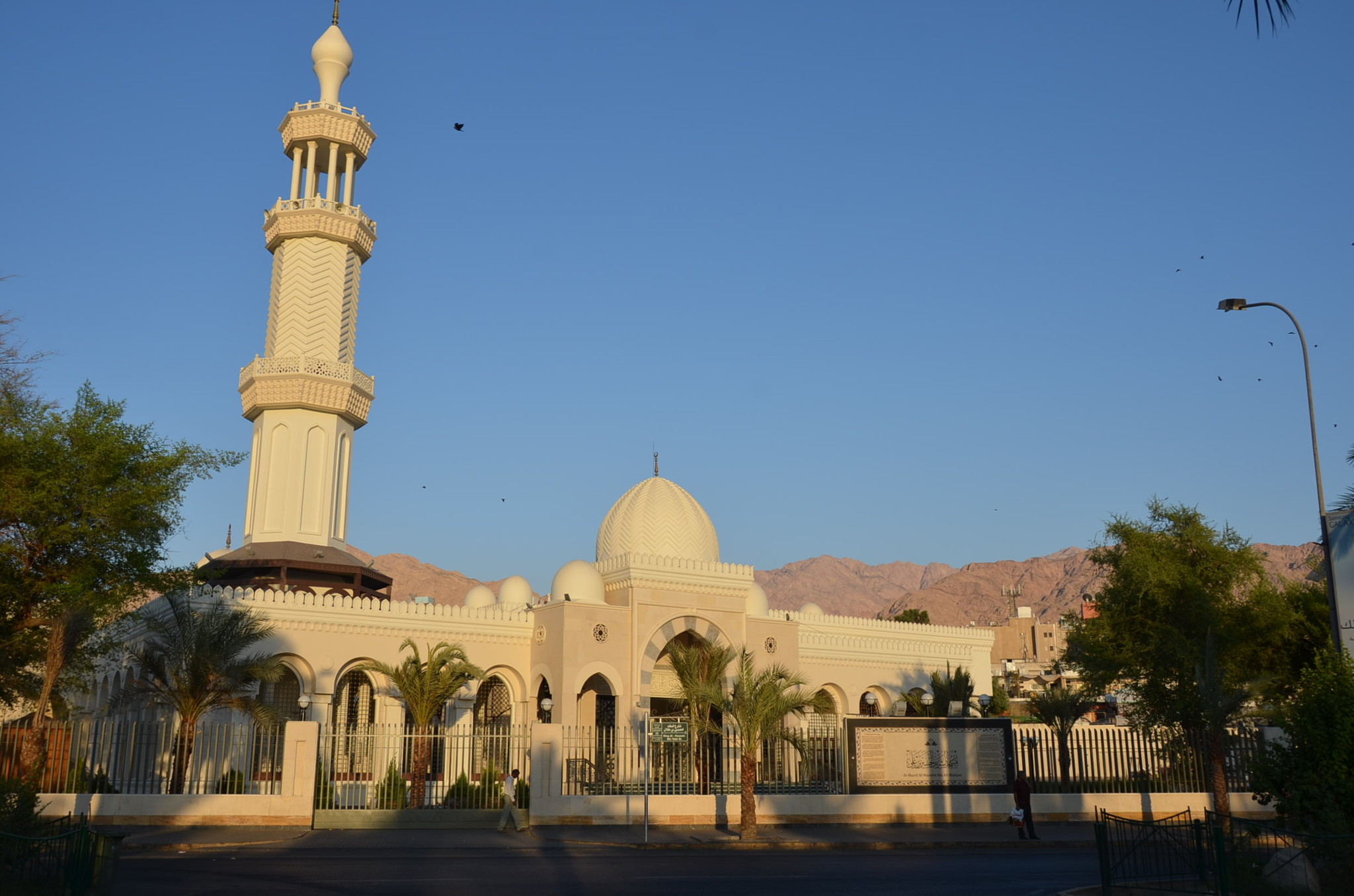 アカバ市内のモスク。白が美しい