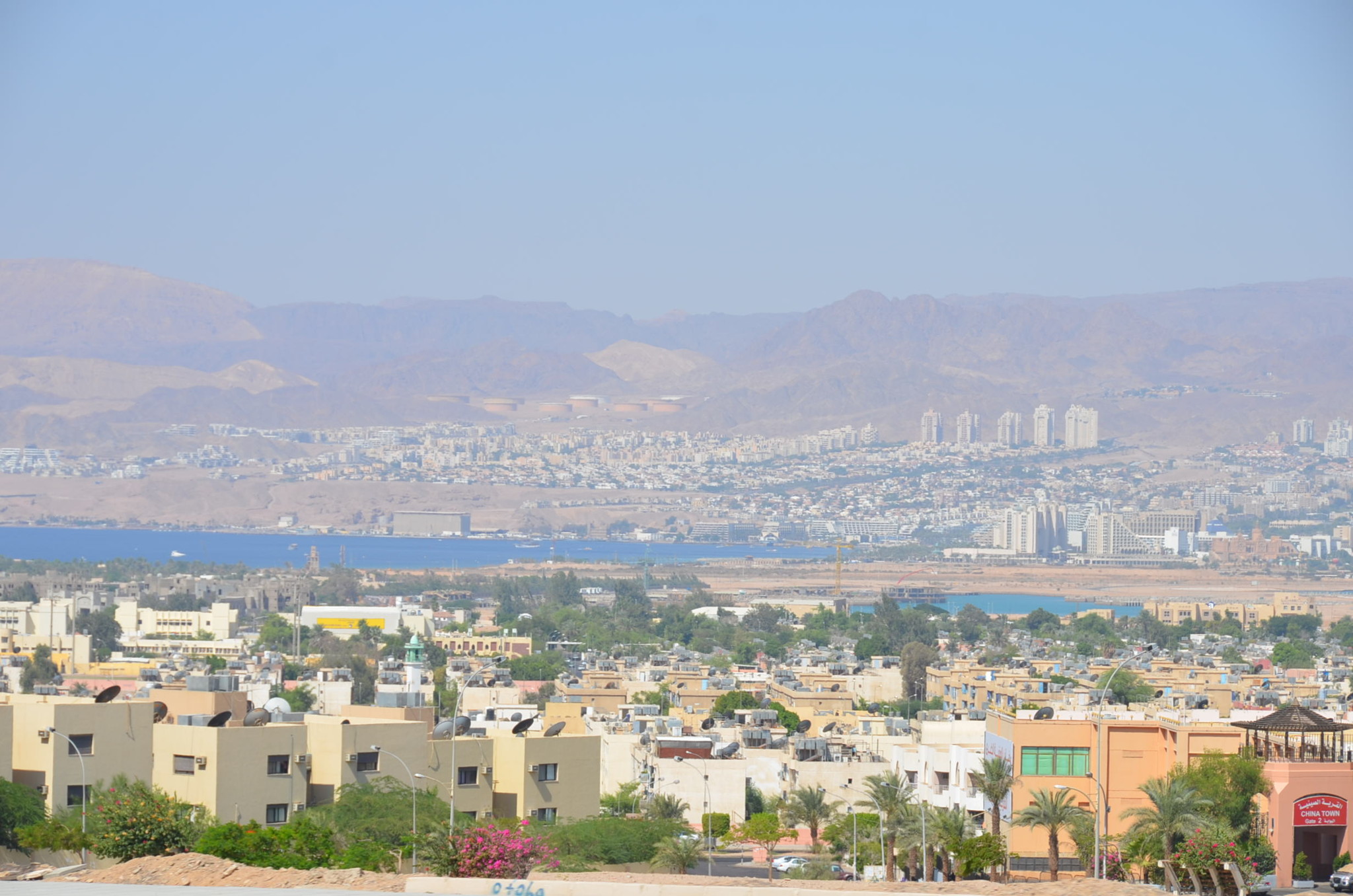 アカバからイスラエルのエイラット。かなり発展してます