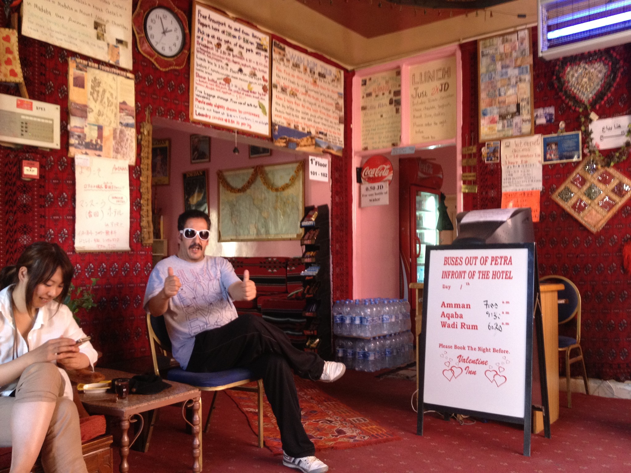 バレンタインインのマスター。客のサングラスをかけてご満悦