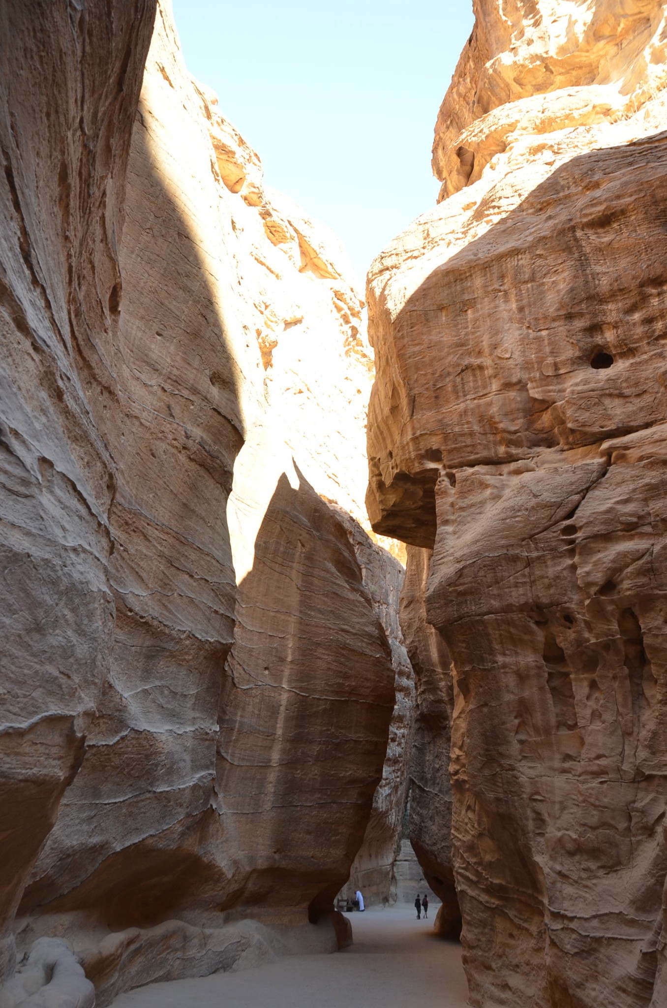 ペトラ遺跡のシーク。この隙間を抜けるとエルハズネが登場します
