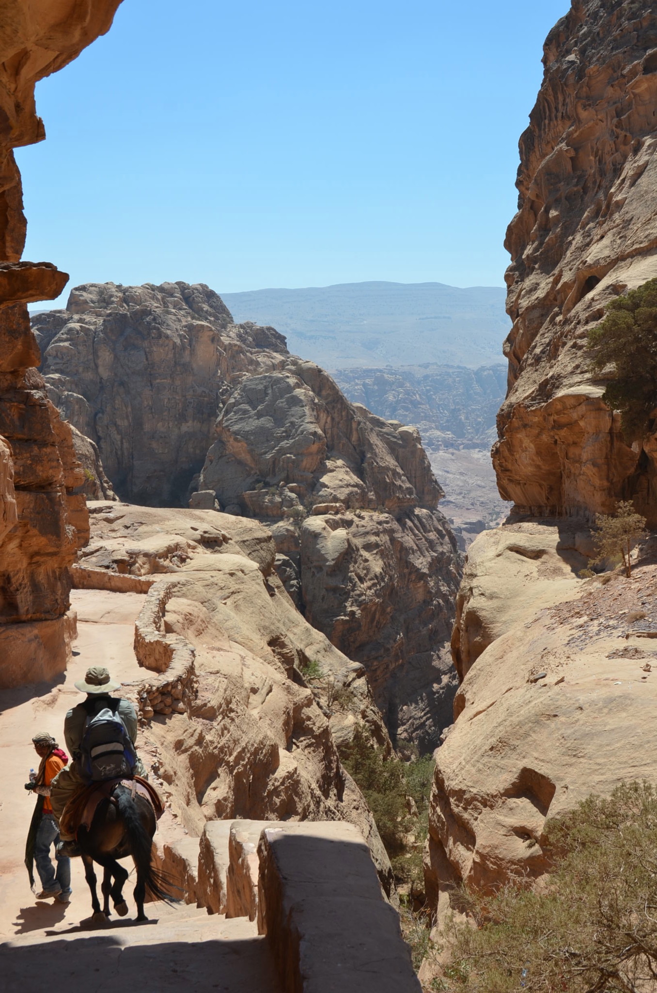 急勾配な頂上付近。ロバや馬で行く事もできます
