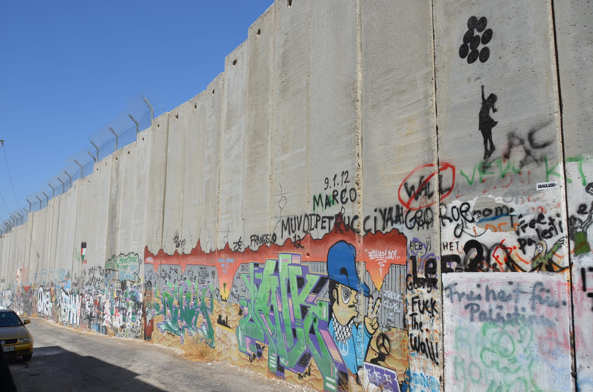 ベツレヘムのアパルトヘイト壁。手前のバルーンはバンクシー作「balloon girl」